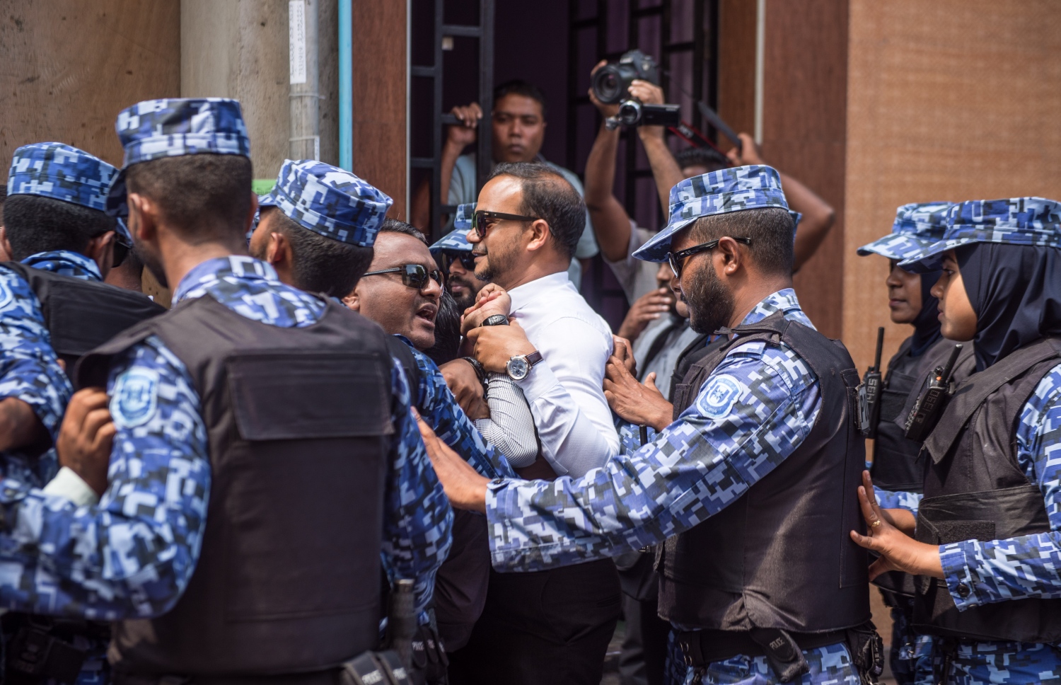 މާލެ: ފެބްރުއަރީ 15، 2018- ރައްޔިތުންގެ މަޖިލީހުގެ އިދިކޮޅު މެމްބަރުން މަޖިލީހުގެ އިދާރާ އަށް ވަދެވަޑައިގަންނަވަން އުޅުއްވި އިދިކޮޅު މެމްބަރުންނާއި އެސްއޯ ފުލުހުންނާ ދެމެދު ހަމަނުޖެހުން ހިނގަނީ.---ފޮޓޯ: ނިޝާން އަލީ/މިހާރު