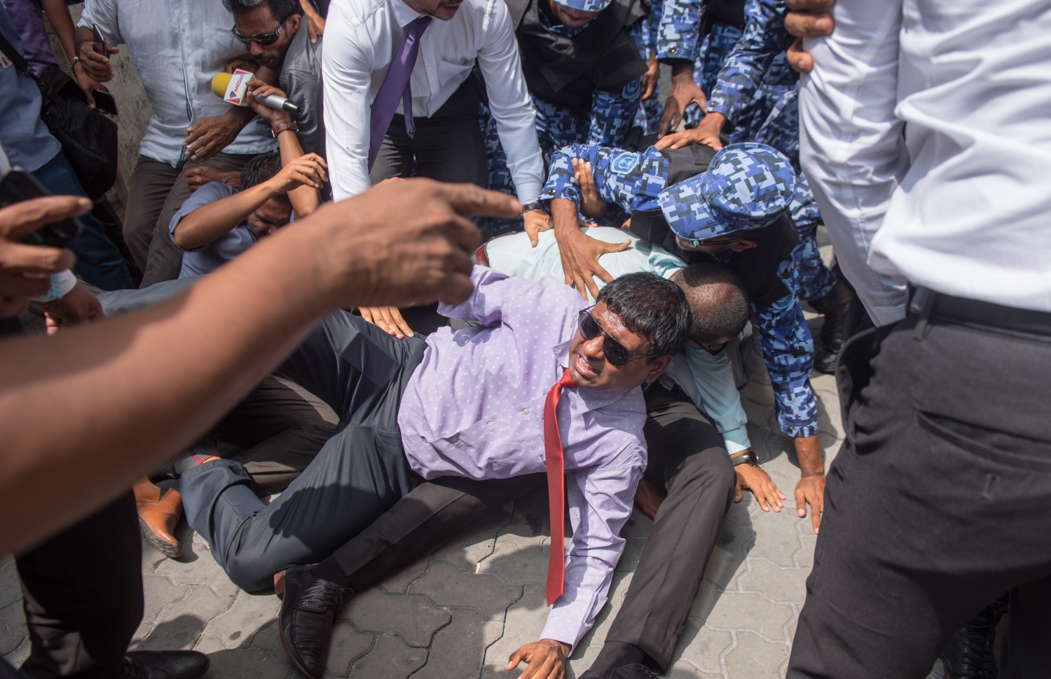 މާލެ: ފެބްރުއަރީ 15، 2018- ރައްޔިތުންގެ މަޖިލީހުގެ އިދިކޮޅު މެމްބަރުން މަޖިލީހުގެ އިދާރާ އަށް ވަދެވަޑައިގަންނަވަން އުޅުއްވުމުން، ފުލުހުންނާ ދެމެދު ހިނގި ހަމަނުޖެހުމުގައި އަނިޔާވި ބައެއް މެމްބަރުން މަޖިލީހުގެ އިދާރާގެ ކައިރީގެ ބިންމަތީގައި.---ފޮޓޯ: ނިޝާން އަލީ/މިހާރު