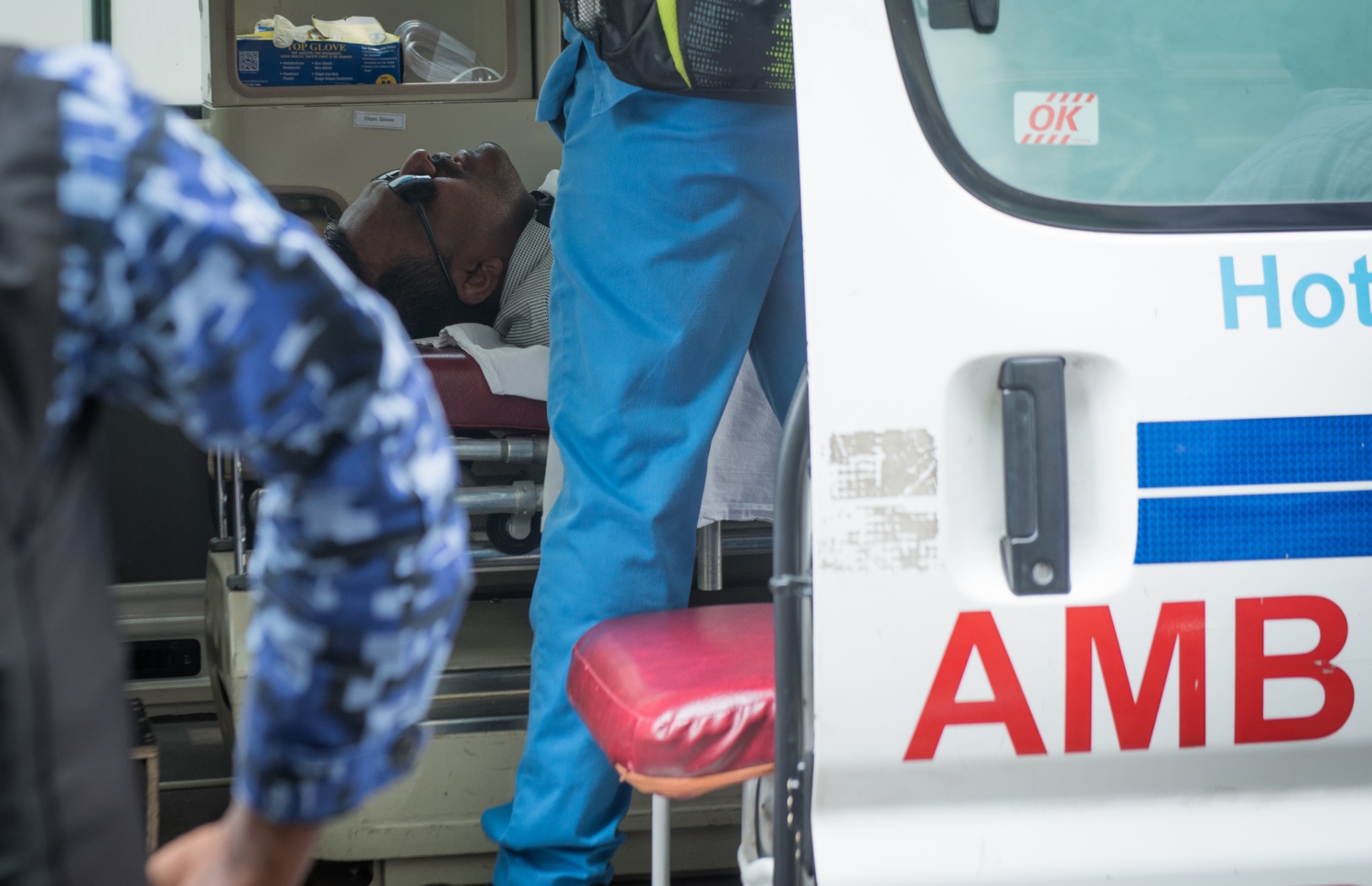 މާލެ: ފެބްރުއަރީ 15، 2018- ރައްޔިތުންގެ މަޖިލީހުގެ އިދިކޮޅު މެމްބަރުން މަޖިލީހުގެ އިދާރާ އަށް ވަދެވަޑައިގަންނަވަން އުޅުއްވުމުން، ފުލުހުންނާ ދެމެދު ހިނގި ހަމަނުޖެހުމުގައި އަނިޔާވި ތިނަދޫ ދެކުނު ދާއިރާގެ މެމްބަރު އަބްދުﷲ އަހުމަދު އޭޑީކޭ ހޮސްޕިޓަލަށް ގެންދިއުމަށްޓަކައި އެމްބިއުލާންސަށް އަރުވާފައި.---ފޮޓޯ: ނިޝާން އަލީ/މިހާރު