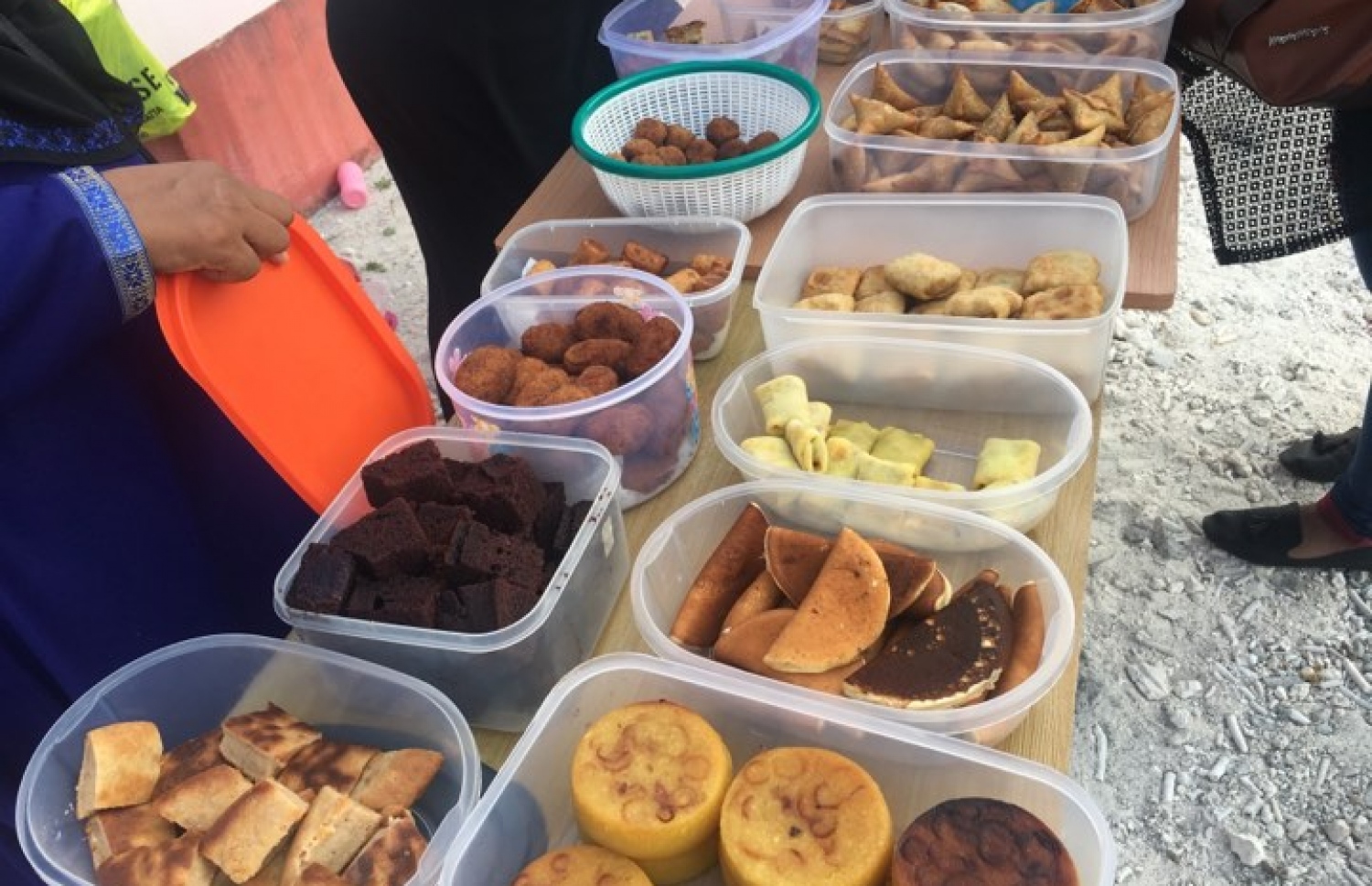 ހުޅުމާލޭގެ ފްލެޓެއްގެ ތިރީގައި ވިއްކަން ބަހައްޓާފައި ހުރި ހެދިކާތަކެއް: ގިނަ ބަޔަކު ބުނާ ގޮތުގައި ކެފޭތަކާއި ރެސްޓޯރަންޓުތަކުގައި ހުންނަ ހެދިކާއަށް ވުރެ، މި ހެދިކާ މާ މީރު. - ފޮޓޯ: މިހާރު