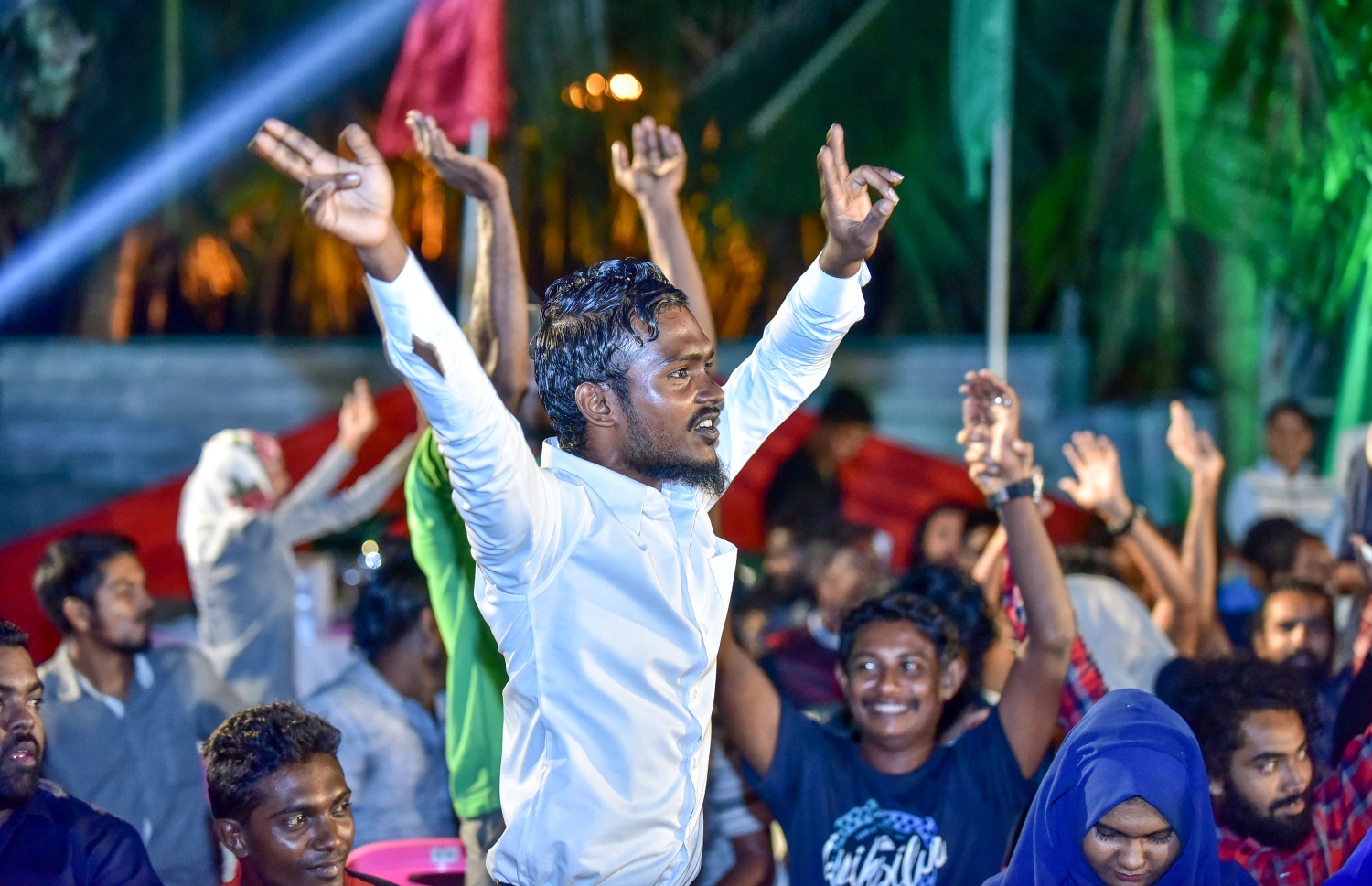 މާލެ: ފެބްރުއަރީ 15، 2018- ޕީޕީއެމްގެ ޒުވާނުން އިސް ނަގައިގެން ބޭއްވި ބައްދަލުވުމުގައި ބައިވެރިވި ބައެއް މީހުން.---ފޮޓޯ: ނިޝާން އަލީ/މިހާރު