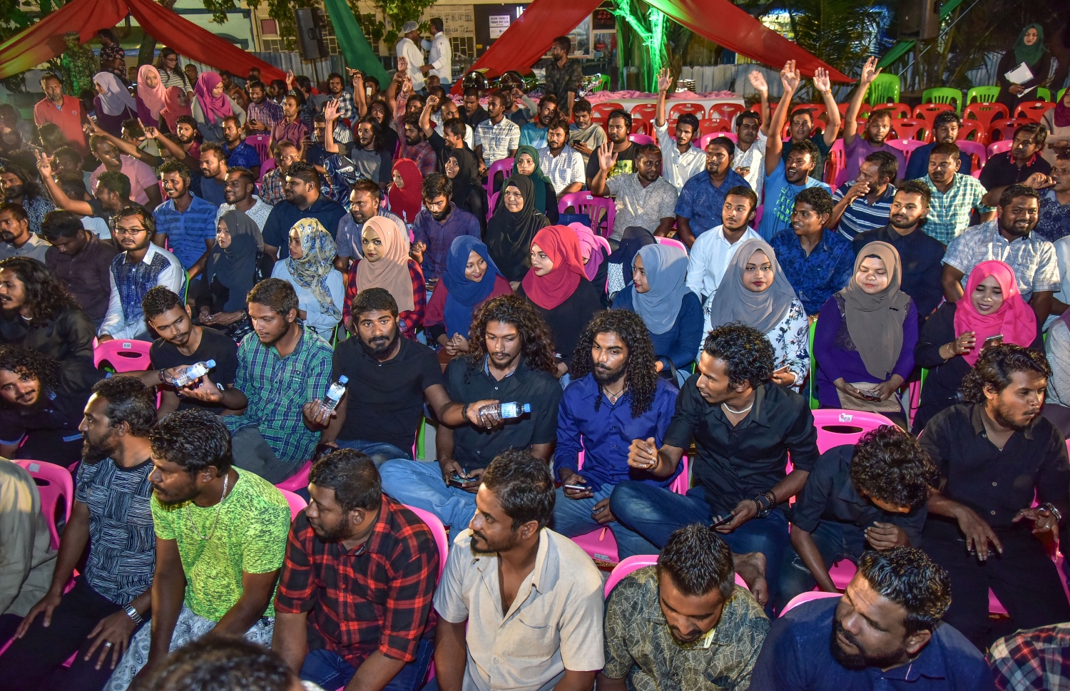 މާލެ: ފެބްރުއަރީ 15، 2018- ޕީޕީއެމްގެ ޒުވާނުން އިސް ނަގައިގެން ބޭއްވި ބައްދަލުވުމުގައި ބައިވެރިވި ބައެއް މީހުން.---ފޮޓޯ: ނިޝާން އަލީ/މިހާރު