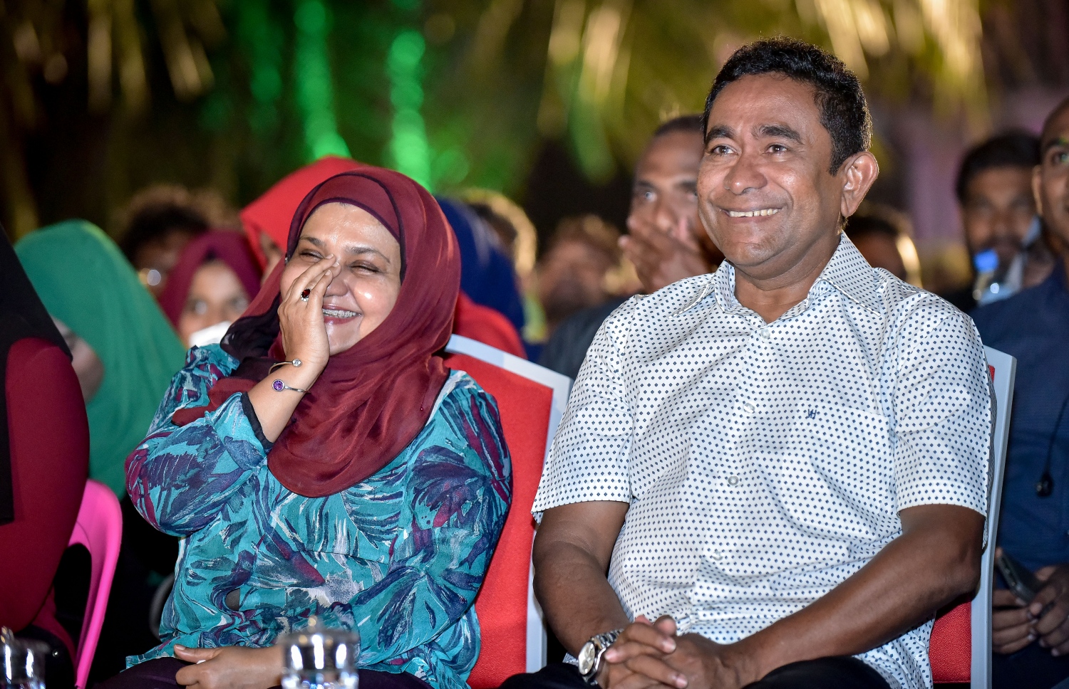 މާލެ: ފެބްރުއަރީ 15، 2018- ޕީޕީއެމްގެ ޒުވާނުން އިސް ނަގައިގެން ބޭއްވި ބައްދަލުވުމުގައި ރައީސް ޔާމީންގެ ދެކަނބަލުން ބައެއް ޒުވާނުންނާއެކު ބައިވެރިވެވަޑައިގަންނަވަނީ.---ފޮޓޯ: ނިޝާން އަލީ/މިހާރު