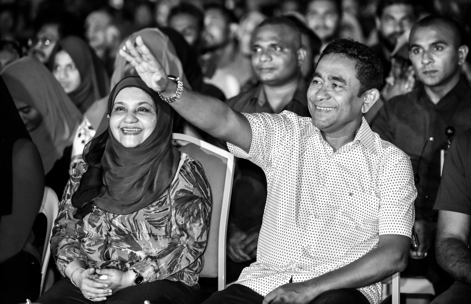 މާލެ: ފެބްރުއަރީ 15، 2018- ޕީޕީއެމްގެ ޒުވާނުން އިސް ނަގައިގެން ބޭއްވި ބައްދަލުވުމުގައި ރައީސް ޔާމީންގެ ދެކަނބަލުން ބައެއް ޒުވާނުންނާއެކު ބައިވެރިވެވަޑައިގަންނަވަނީ.---ފޮޓޯ: ނިޝާން އަލީ/މިހާރު