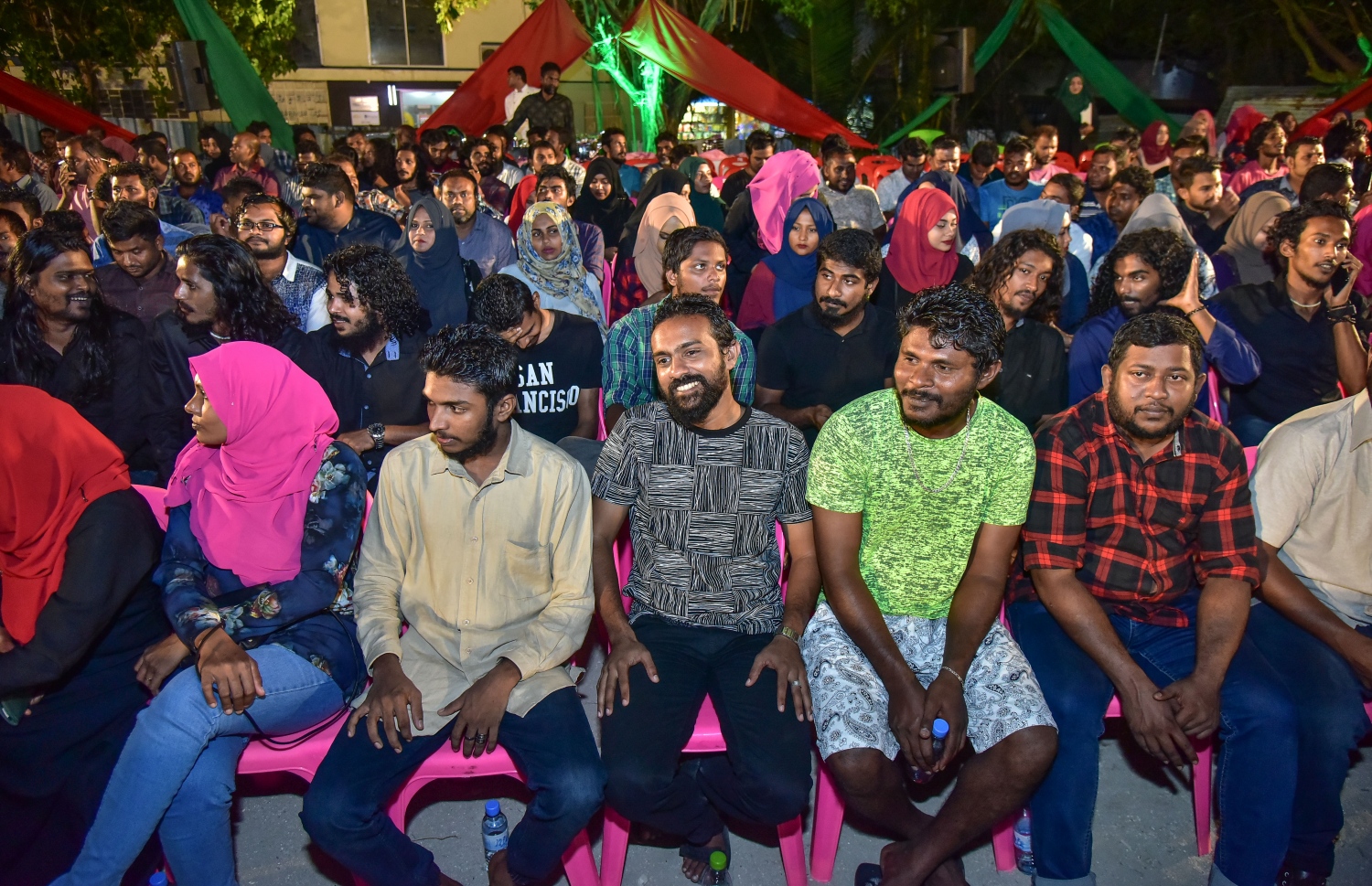 މާލެ: ފެބްރުއަރީ 15، 2018- ޕީޕީއެމުގެ ޒުވާނުން އިސް ނަގައިގެން ބޭއްވި ބައްދަލުވުމުގައި ބައިވެރިވި ބައެއް މީހުން.---ފޮޓޯ: ނިޝާން އަލީ/މިހާރު