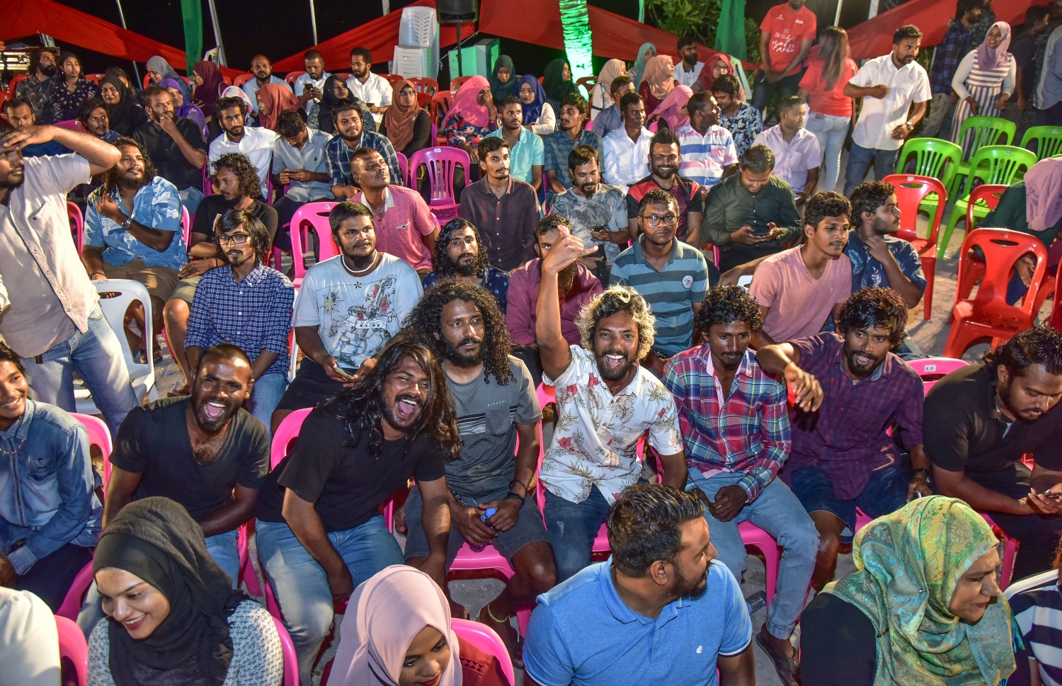 މާލެ: ފެބްރުއަރީ 15، 2018- ޕީޕީއެމްގެ ޒުވާނުން އިސް ނަގައިގެން ބޭއްވި ބައްދަލުވުމުގައި ބައިވެރިވި ބައެއް މީހުން.---ފޮޓޯ: ނިޝާން އަލީ/މިހާރު