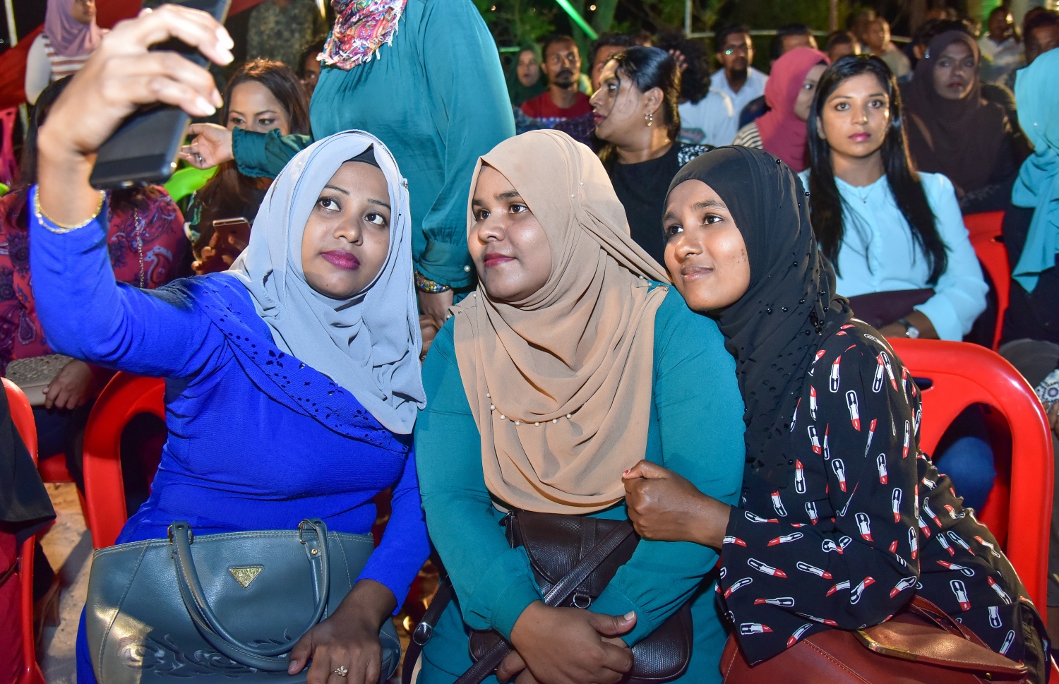 މާލެ: ފެބްރުއަރީ 15، 2018- ޕީޕީއެމްގެ ޒުވާނުން އިސް ނަގައިގެން ބޭއްވި ބައްދަލުވުމުގައި ބައިވެރިވި ބަޔަކު ސެލްފީއެއް ނަގަނީ.---ފޮޓޯ: ނިޝާން އަލީ/މިހާރު
