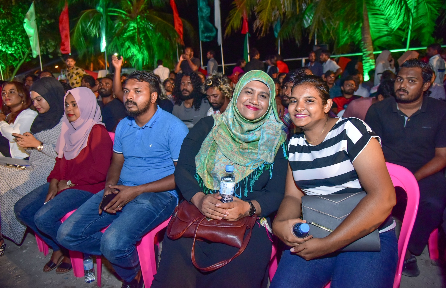 މާލެ: ފެބްރުއަރީ 15، 2018- ޕީޕީއެމްގެ ޒުވާނުން އިސް ނަގައިގެން ބޭއްވި ބައްދަލުވުމުގައި ބައިވެރިވި ބައެއް މީހުން.---ފޮޓޯ: ނިޝާން އަލީ/މިހާރު