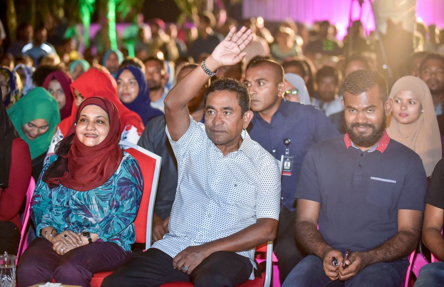 މާލެ: ފެބްރުއަރީ 15، 2018- ޕީޕީއެމްގެ ޒުވާނުން އިސް ނަގައިގެން ބޭއްވި ބައްދަލުވުމުގައި ރައީސް ޔާމީންގެ ދެކަނބަލުން ބައެއް ޒުވާނުންނާއެކު ބައިވެރިވެވަޑައިގަންނަވަނީ.---ފޮޓޯ: ނިޝާން އަލީ/މިހާރު