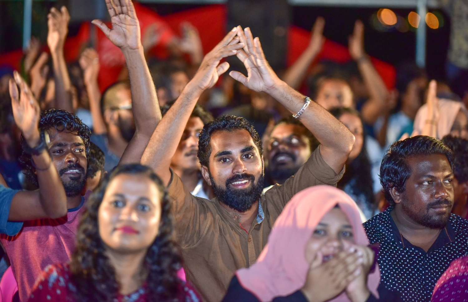 މާލެ: ފެބްރުއަރީ 15، 2018- ޕީޕީއެމުގެ ޒުވާނުން އިސް ނަގައިގެން ބޭއްވި ބައްދަލުވުމުގައި ބައިވެރިވި ބައެއް މީހުން.---ފޮޓޯ: ނިޝާން އަލީ/މިހާރު