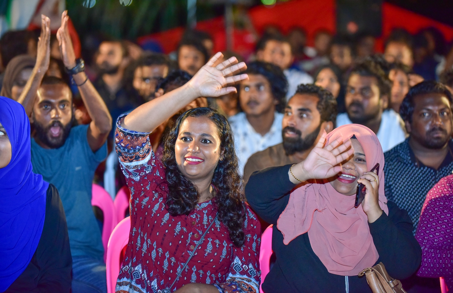 މާލެ: ފެބްރުއަރީ 15، 2018- ޕީޕީއެމްގެ ޒުވާނުން އިސް ނަގައިގެން ބޭއްވި ބައްދަލުވުމުގައި ބައިވެރިވި ބައެއް މީހުން.---ފޮޓޯ: ނިޝާން އަލީ/މިހާރު