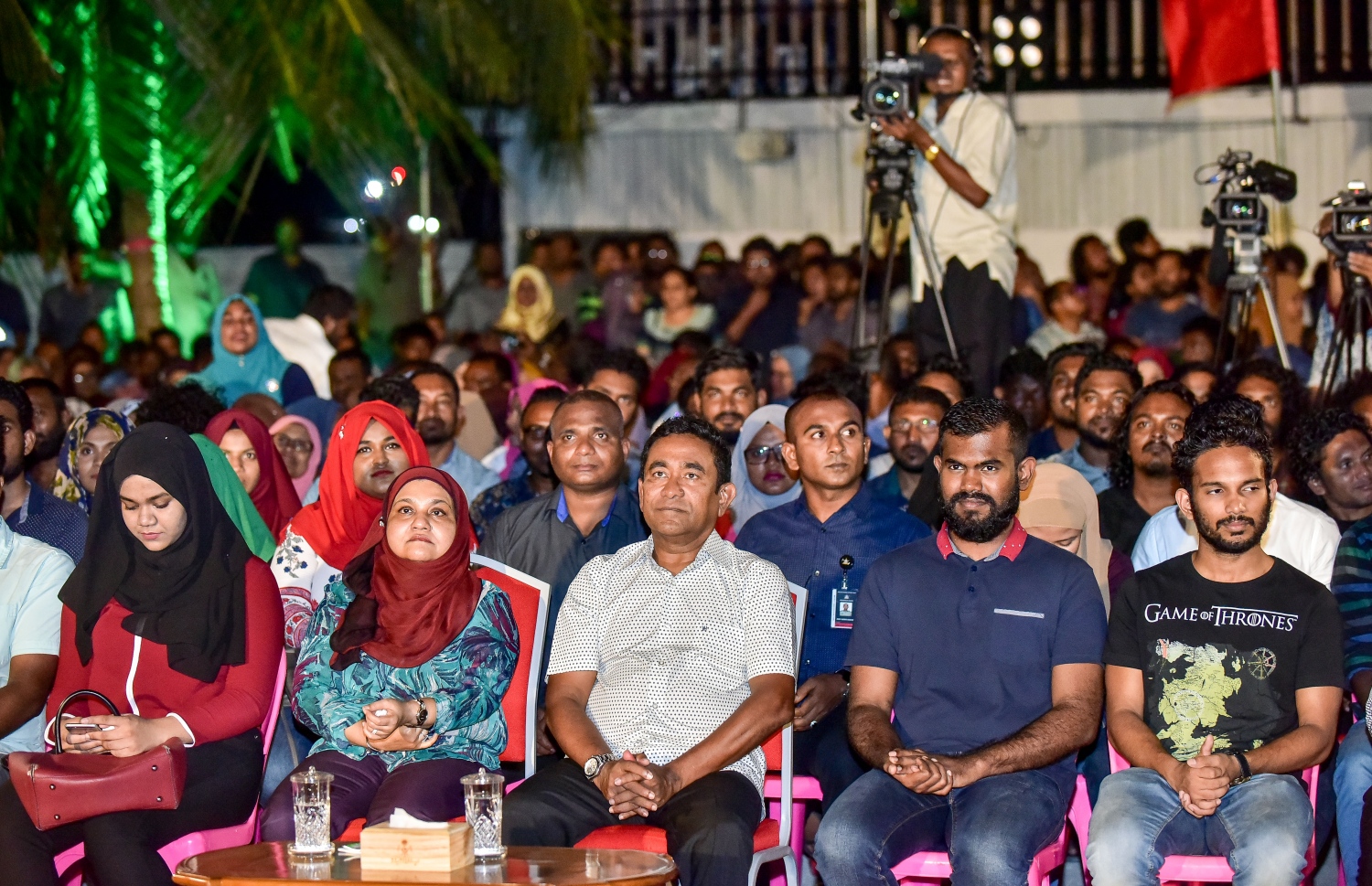 މާލެ: ފެބްރުއަރީ 15، 2018- ޕީޕީއެމްގެ ޒުވާނުން އިސް ނަގައިގެން ބޭއްވި ބައްދަލުވުމުގައި ރައީސް ޔާމީންގެ ދެކަނބަލުން ބައެއް ޒުވާނުންނާއެކު ބައިވެރިވެވަޑައިގަންނަވަނީ.---ފޮޓޯ: ނިޝާން އަލީ/މިހާރު