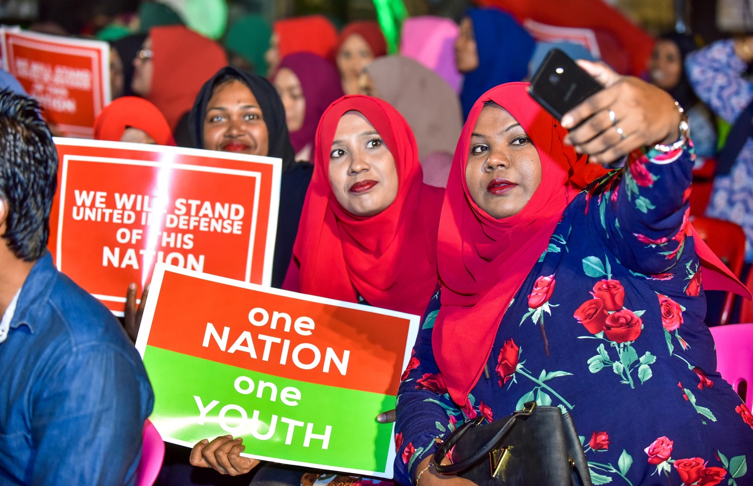 މާލެ: ފެބްރުއަރީ 15، 2018- ޕީޕީއެމްގެ ޒުވާނުން އިސް ނަގައިގެން ބޭއްވި ބައްދަލުވުމުގައި ބައިވެރިވި ބައެއް މީހުން ސެލްފީއެއް ނަގަނީ.---ފޮޓޯ: ނިޝާން އަލީ/މިހާރު