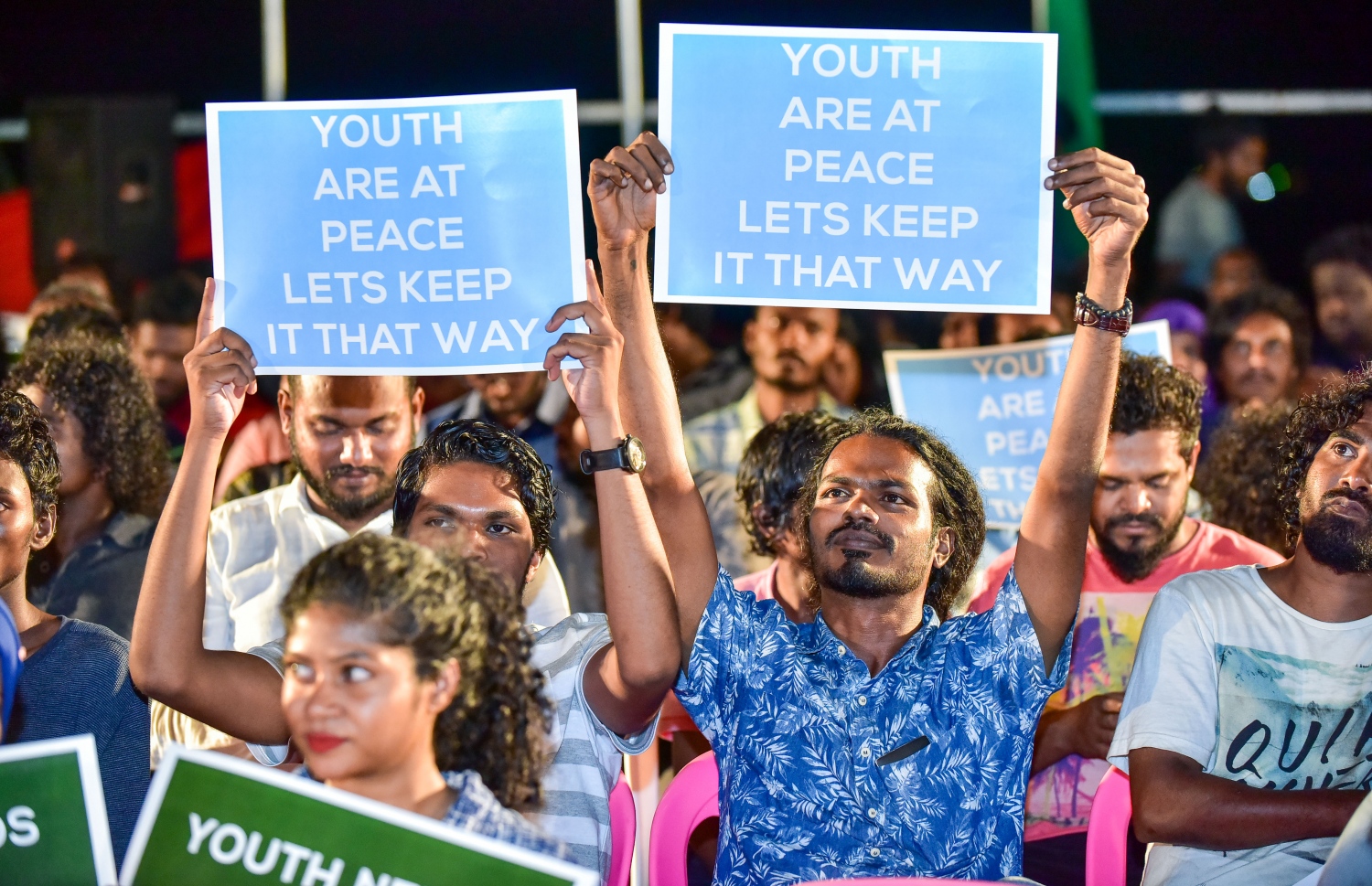 މާލެ: ފެބްރުއަރީ 15، 2018- ޕީޕީއެމްގެ ޒުވާނުން އިސް ނަގައިގެން ބޭއްވި ބައްދަލުވުމުގައި ބައިވެރިވި ބައެއް މީހުން، ޒުވާނުންގެ މެދުގައި ސުލްހަވެރިކަން ކުރިއެރުވުމުގެ މުހިއްމުކަން އަންގައިދޭ ލިޔުމެއް ހިފަހައްޓައިގެން.---ފޮޓޯ: ނިޝާން އަލީ/މިހާރު