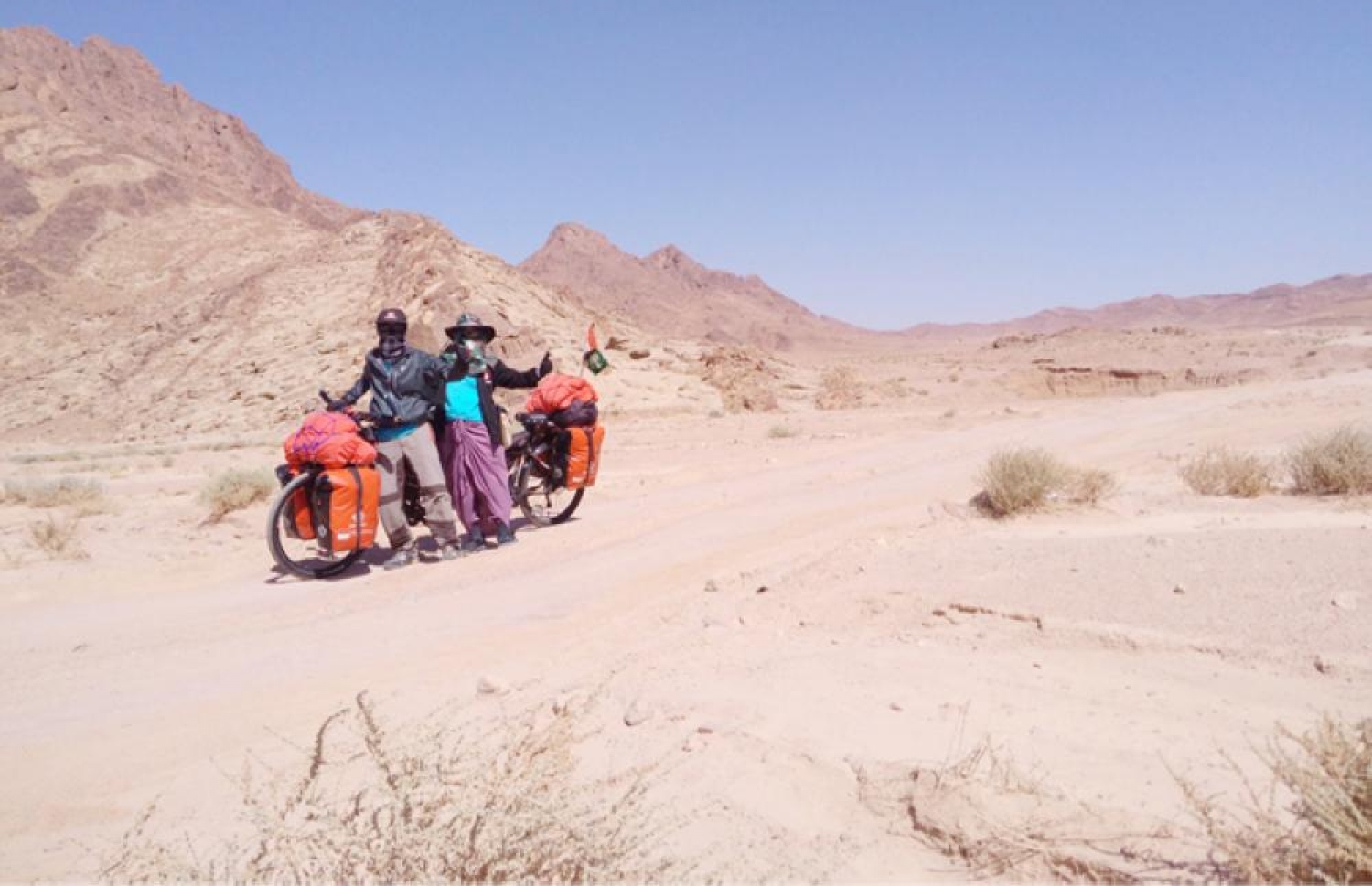 އިންޑޮނީޝިއާގެ ދެމަފިރިން ބައިސްކަލްގައި މައްކާ އަށް ދަތުރު ކުރަނީ.