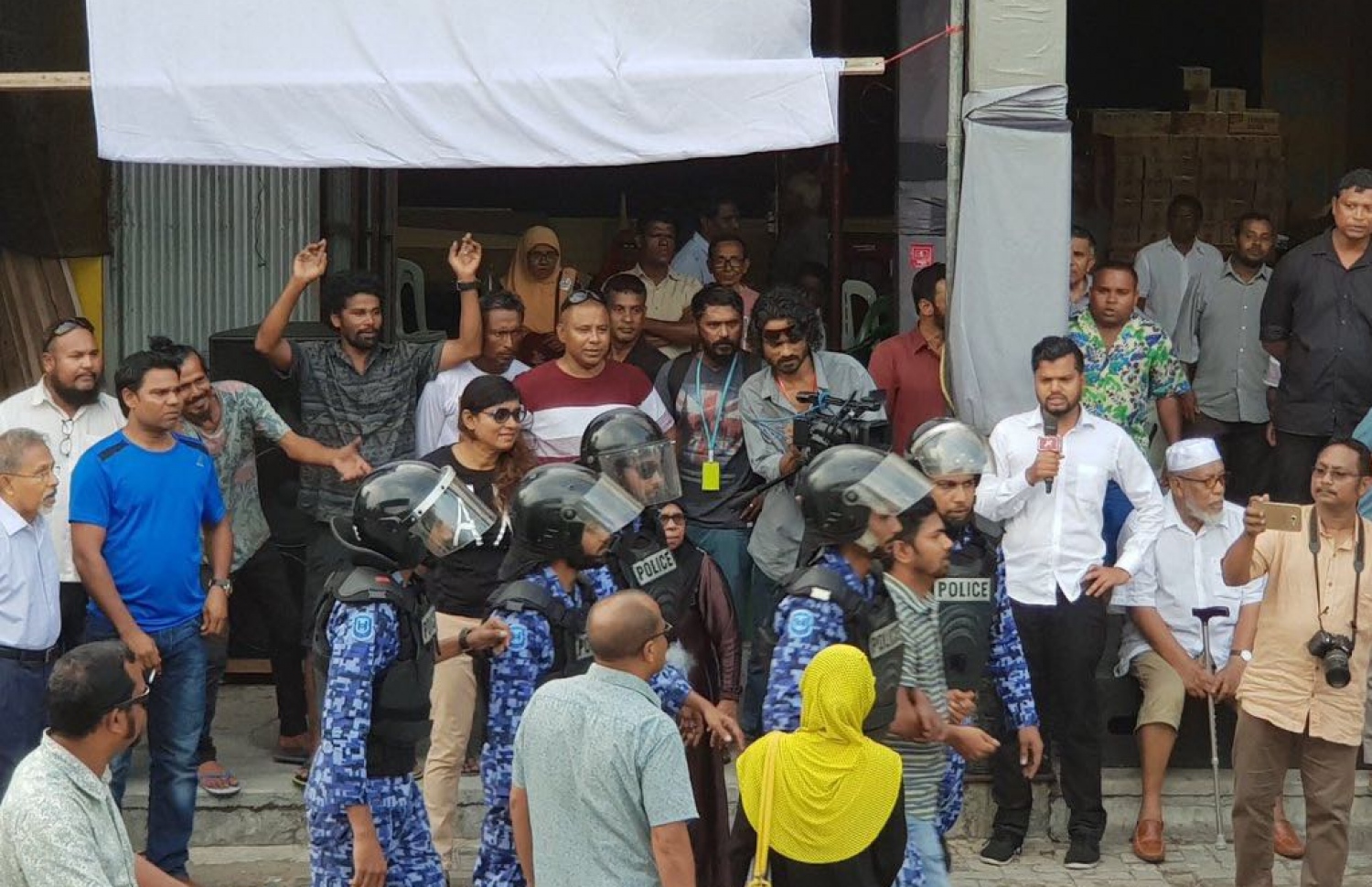 އެމްޑީޕީ ހަރުގެ ކުރިމަތީގައި އެއްވުން ފެށުމުން އެ ސަރަހައްދު ދޫކޮށް ދާން ފުލުހުން އަންގަނީ.