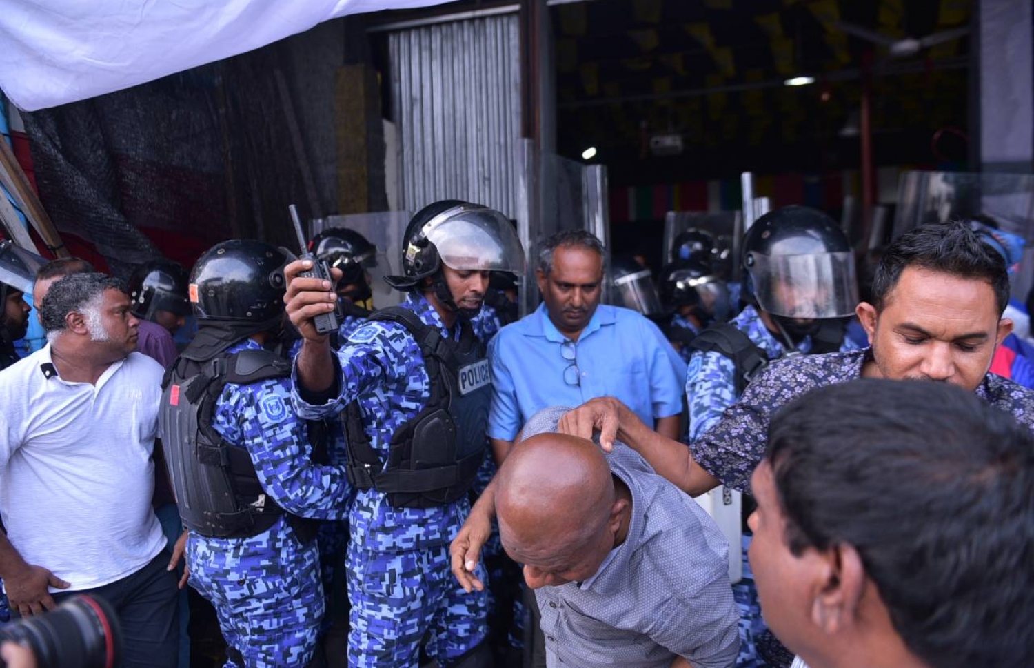 އެމްޑީޕީގެ ހަރުގޭގައި ތިބި މީހުން އެތަން ނެރެނީ.  --ފޮޓޯ: ހުސެއިން ވަހީދު/މިހާރު