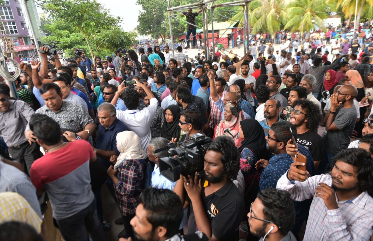 އެއްވުން ރޫޅާލުމާއެކު ބައިވެރިން އާޓިފިޝަލް ބީޗު ސަރަހައްދަށް ޖަމާވެފައި. --ފޮޓޯ: ހުސެއިން ވަހީދު މިހާރު