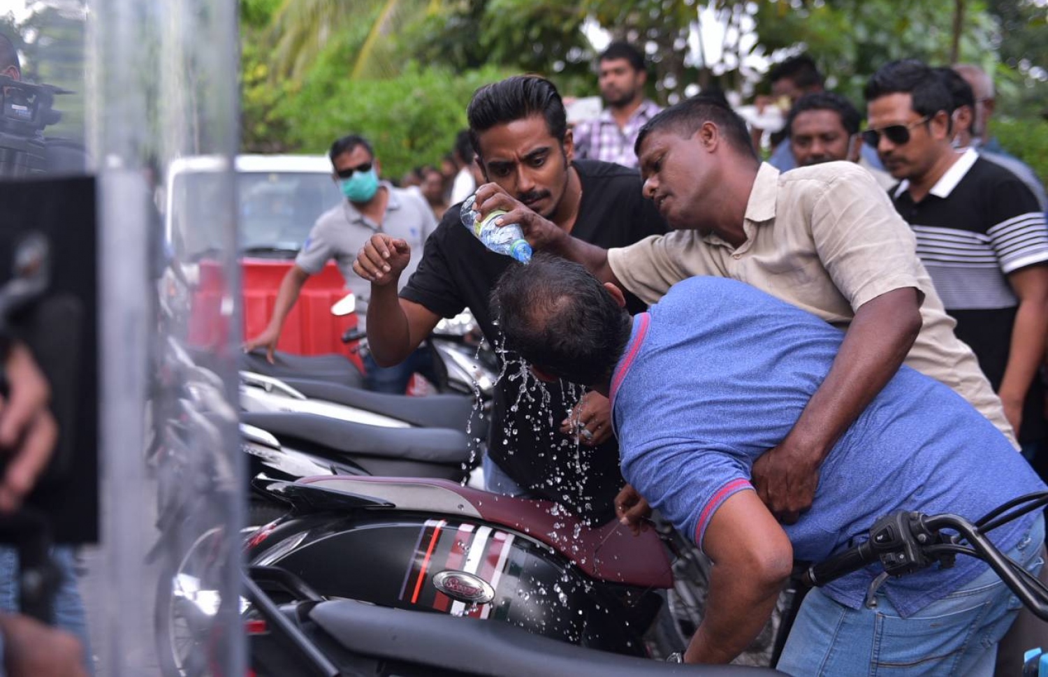 ޕެޕާ ސްޕްރޭގެ އަސަރު ކުރި މީހަކަށް އެއްވުމުގެ ބައިވެރިން އެހީވަނީ. --ފޮޓޯ: ހުސެއިން ވަހީދު/ މިހާރު