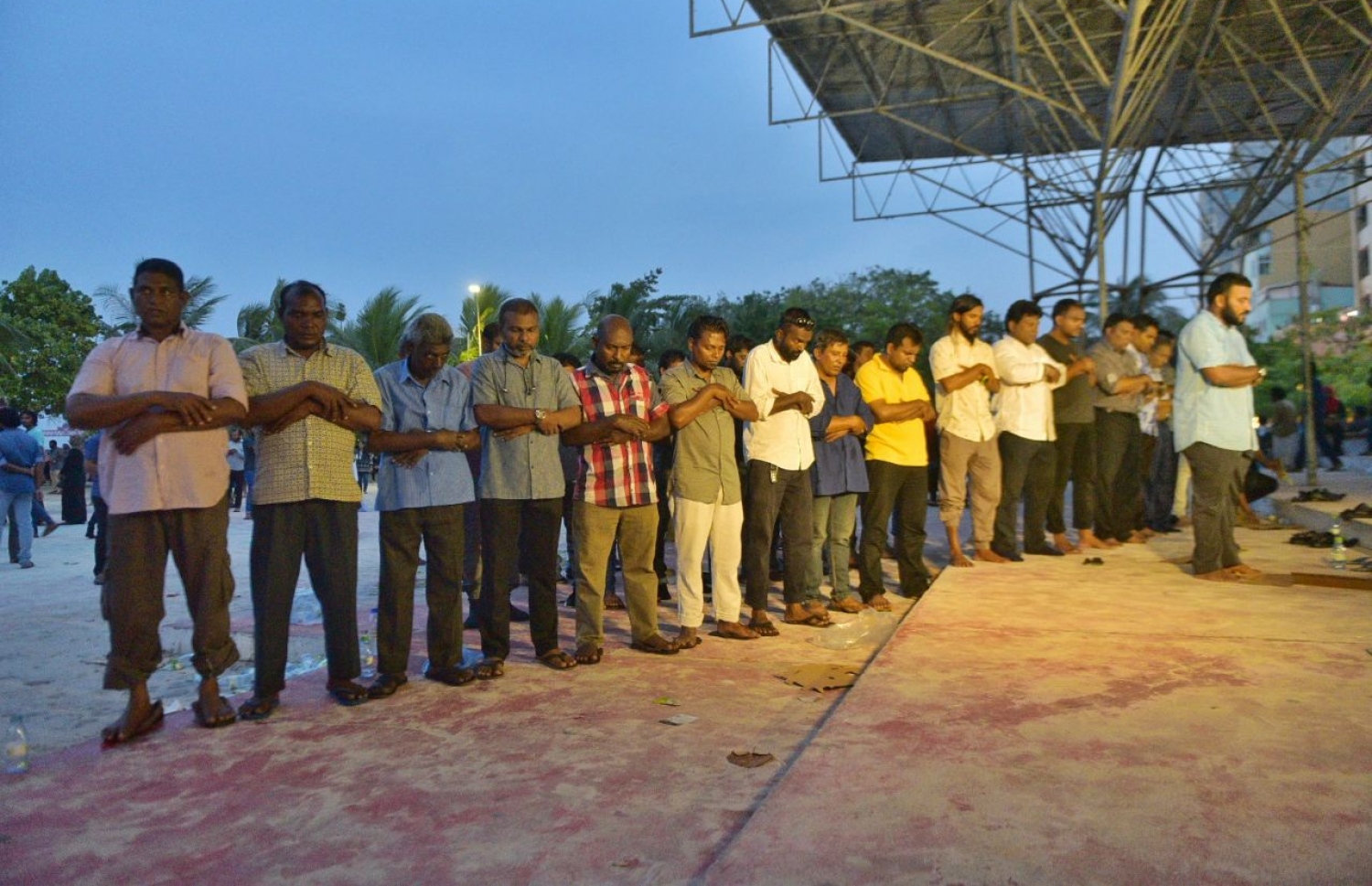 އެއްވުމުގެ ބައިވެރިންތަކެއް އާޓިފިޝަލް ބީޗުގައި މަޣްރިބު ނަމާދުކުރަނީ. --ފޮޓޯ: ހުސެއިން ވަހީދު/ މިހާރު