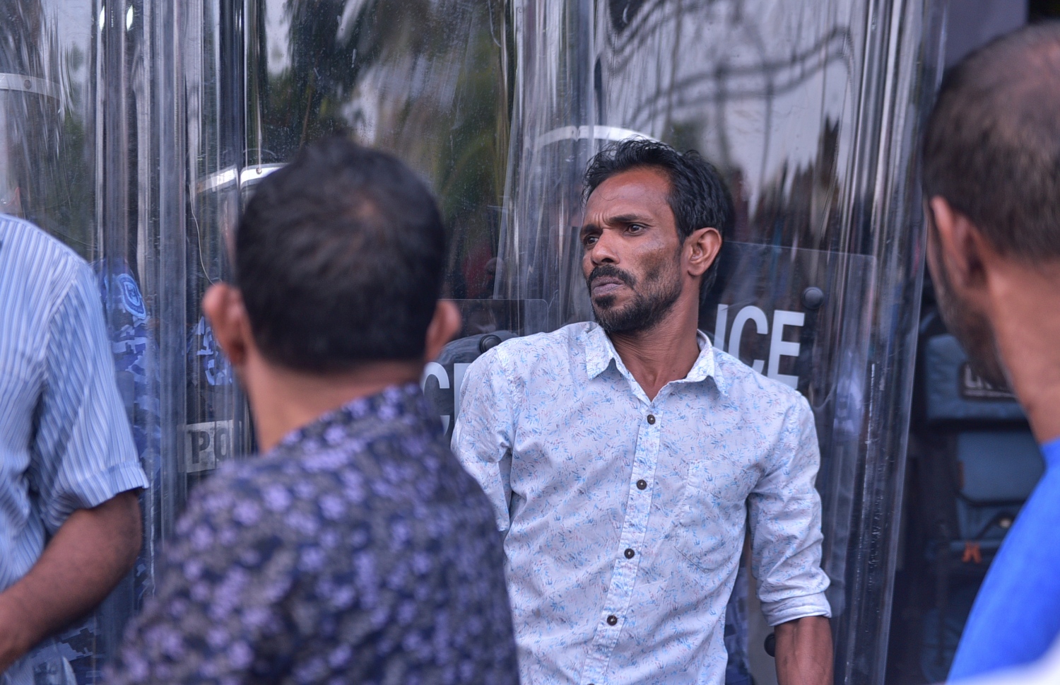 މާލެ: ފެބްރުއަރީ 16، 2018- ސަރުކާރާ ދެކޮޅަށް އިދިކޮޅު ހަރަކާތުން ފަހުގެ ތާރީޚެއްގައި ބާއްވާ ބޮޑު މުޒާހަރާ އަށް ތައްޔާރުވުމަށް "ވޯމްއަޕް މުޒާހަރާ" ގެ ނަމުގައި ކުރިއަށް ގެންދަން އުޅުނު އެއްވުން ރޫޅާލާއިރު، އިހަވަންދޫ ދާއިރާގެ މެމްބަރު މުހައްމަދު އަބްދުﷲ (މުހަންމާ) ފުލުހުން ޝީލްޑުން ކޮއްޕައި އެ ސަރަހައްދުން ދުރަށް ޖައްސަނީ.---ފޮޓޯ: ހުސެއިން ވަހީދު/މިހާރު