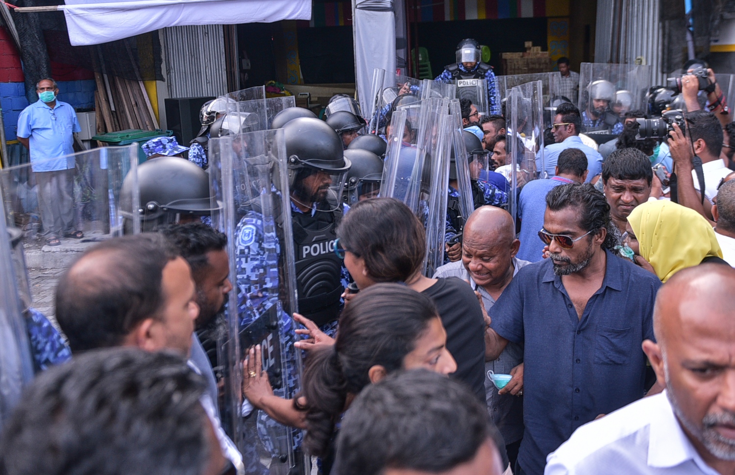 މާލެ: ފެބްރުއަރީ 16، 2018- ސަރުކާރާ ދެކޮޅަށް އިދިކޮޅު ހަރަކާތުން ފަހުގެ ތާރީޚެއްގައި ބާއްވާ ބޮޑު މުޒާހަރާ އަށް ތައްޔާރުވުމަށް "ވޯމްއަޕް މުޒާހަރާ" ގެ ނަމުގައި ކުރިއަށް ގެންދަން އުޅުނު އެއްވުން ރޫޅާލުމަށް އެސްއޯ ފުލުހުން ހަރަކާތްތެރިވަނީ.---ފޮޓޯ: ހުސެއިން ވަހީދު/މިހާރު