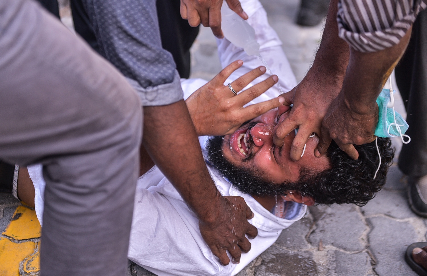 މާލެ: ފެބްރުއަރީ 16، 2018- ސަރުކާރާ ދެކޮޅަށް އިދިކޮޅު ހަރަކާތުން ފަހުގެ ތާރީޚެއްގައި ބާއްވާ ބޮޑު މުޒާހަރާ އަށް ތައްޔާރުވުމަށް "ވޯމްއަޕް މުޒާހަރާ" ގެ ނަމުގައި ކުރިއަށް ގެންދަން އުޅުނު އެއްވުން ރޫޅާލުމަށް ފުލުހުން ޖެހި ޕެކާ ސްޕްރޭގެ އަސަރުކުރި، ވީމީޑިއާގެ ނޫސްވެރިއަކު ބިންމައްޗަށް ވެއްޓިފައިވާއިރު އޭނާ އަށް ބަޔަކު އެހީތެރިވަނީ.---ފޮޓޯ: ހުސެއިން ވަހީދު/މިހާރު