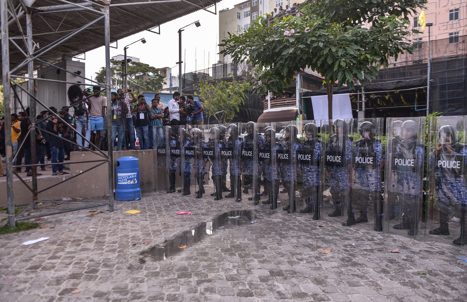 މާލެ: ފެބްރުއަރީ 16، 2018- ސަރުކާރާ ދެކޮޅަށް އިދިކޮޅު ހަރަކާތުން ފަހުގެ ތާރީޚެއްގައި ބާއްވާ ބޮޑު މުޒާހަރާ އަށް ތައްޔާރުވުމަށް "ވޯމްއަޕް މުޒާހަރާ" ގެ ނަމުގައި ކުރިއަށް ގެންދަން އުޅުނު އެއްވުން ރޫޅާލުމަށް އެސްއޯ ފުލުހުން ހަރަކާތްތެރިވަނީ.---ފޮޓޯ: ހުސެއިން ވަހީދު/މިހާރު