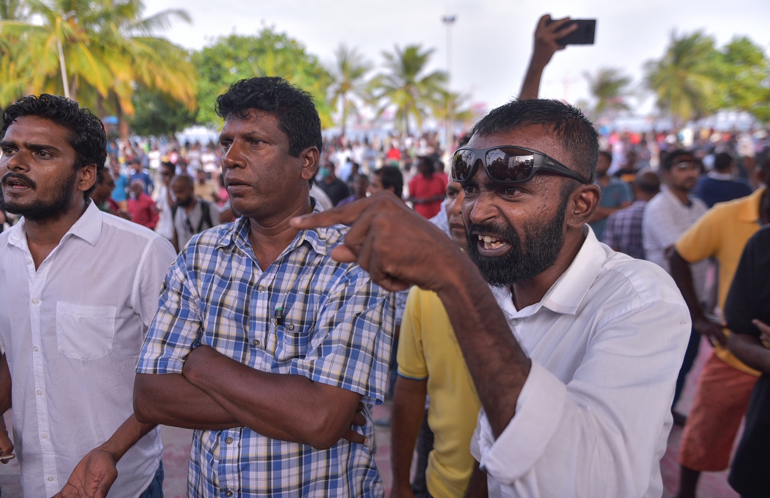 މާލެ: ފެބްރުއަރީ 16، 2018- ސަރުކާރާ ދެކޮޅަށް އިދިކޮޅު ހަރަކާތުން ފަހުގެ ތާރީޚެއްގައި ބާއްވާ ބޮޑު މުޒާހަރާ އަށް ތައްޔާރުވުމަށް "ވޯމްއަޕް މުޒާހަރާ" ގެ ނަމުގައި ކުރިއަށް ގެންދަން އުޅުނު އެއްވުމުގައި ބައިވެރިވި މީހަކު ހިތްހަމަ ނުޖެހިގެން ފުލުހުންނާ ވާހަކަ ދައްކަނީ.---ފޮޓޯ: ހުސެއިން ވަހީދު/މިހާރު