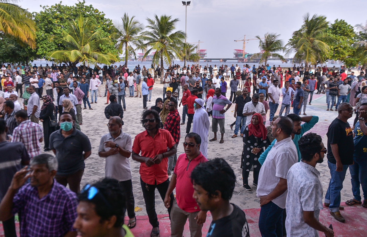 މާލެ: ފެބްރުއަރީ 16، 2018- ސަރުކާރާ ދެކޮޅަށް އިދިކޮޅު ހަރަކާތުން ފަހުގެ ތާރީޚެއްގައި ބާއްވާ ބޮޑު މުޒާހަރާ އަށް ތައްޔާރުވުމަށް "ވޯމްއަޕް މުޒާހަރާ" ގެ ނަމުގައި އެމްޑީޕީގެ ހަރުގެ ކައިރީގައި ކުރިއަށް ގެންދަން އުޅުނު އެއްވުން ފުލުހުން ރޫޅާލުމުން، އެ އެއްވުމުގެ ބައިވެރިން އާޓިފިޝަލް ބީޗް ސަރަހައްދުގައި.---ފޮޓޯ: ހުސެއިން ވަހީދު/މިހާރު