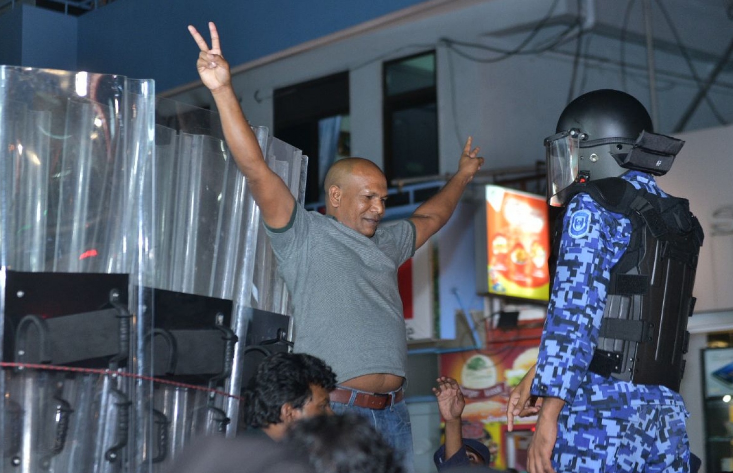 ނުހައްގުން ހައްޔަރުކޮށްފައި ތިބި މީހުން މިނިވަން ކުރުމަށް ގޮވާލައި މާލޭގައި ބޭއްވި މުޒާހަރާއެއް ފުލުހުން ރޫޅާލަނީ.