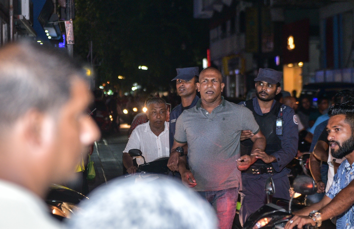 މާލެ: ފެބްރުއަރީ 16، 2018- އިދިކޮޅު ފަރާތްތަކުން މިރޭ މާލޭގައި ބޭއްވި އެއްވުން މަޖީދީ މަގާއި ޗާންދަނީ މަގު ގުޅުނު ސަރަހައްދުން ރޫޅާލައި، އެއްވުމުގެ ބައިވެރިއަކު ފުލުހުން ހައްޔަރުކުރަނީ.---ފޮޓޯ: ހުސެއިން ވަހީދު/މިހާރު