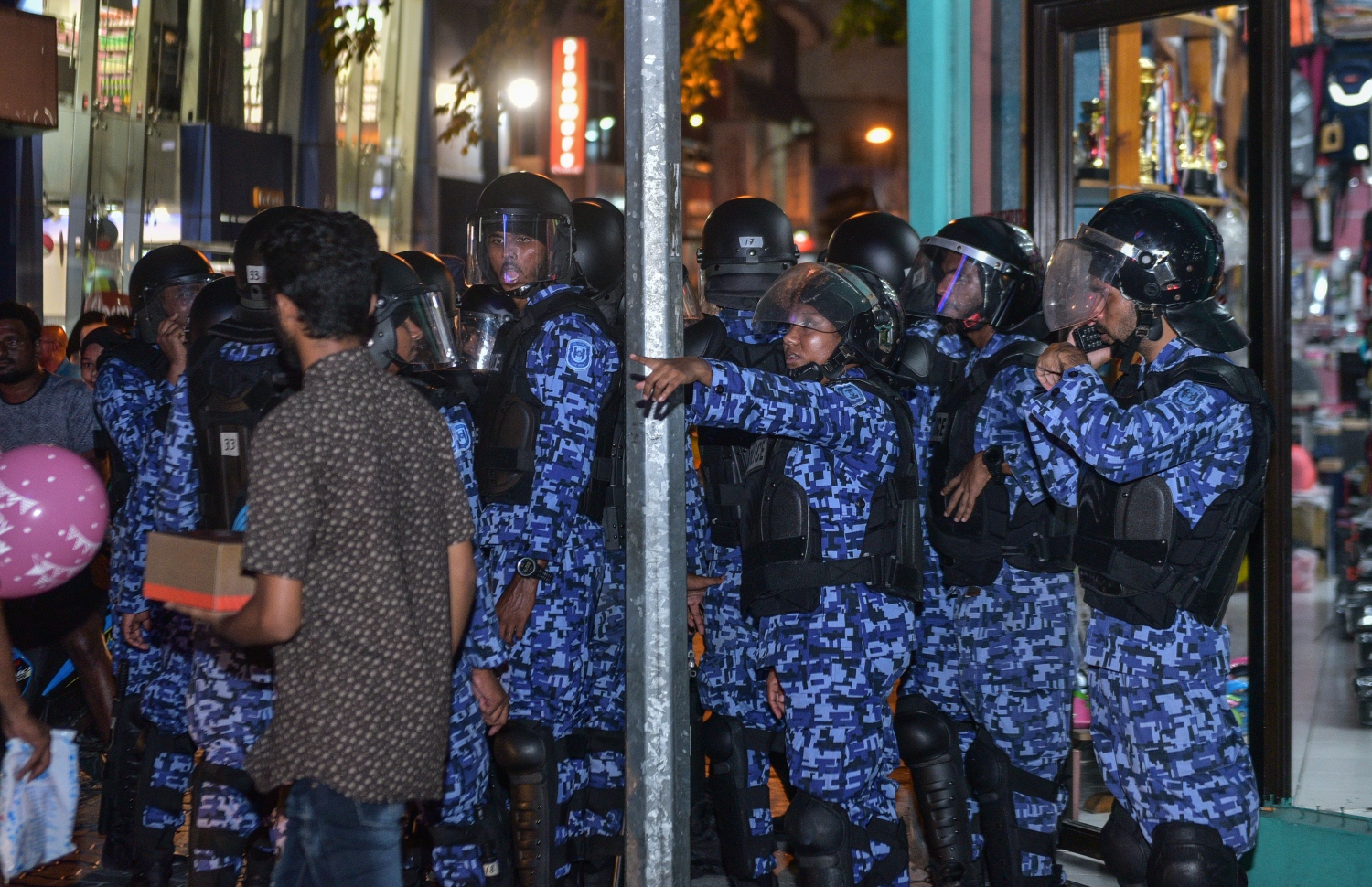 މާލެ: ފެބްރުއަރީ 16، 2018- އިދިކޮޅު ފަރާތްތަކުން މިރޭ މާލޭގައި ބޭއްވި އެއްވުން މަޖީދީ މަގާއި ޗާންދަނީ މަގު ގުޅުނު ސަރަހައްދުން ރޫޅާލައި، އެއްވުމުގެ ބައިވެރިން އެ ސަރަހައްދުން އެސްއޯ ފުލުހުން ފޮނުވާލަނީ.---ފޮޓޯ: ހުސެއިން ވަހީދު/މިހާރު