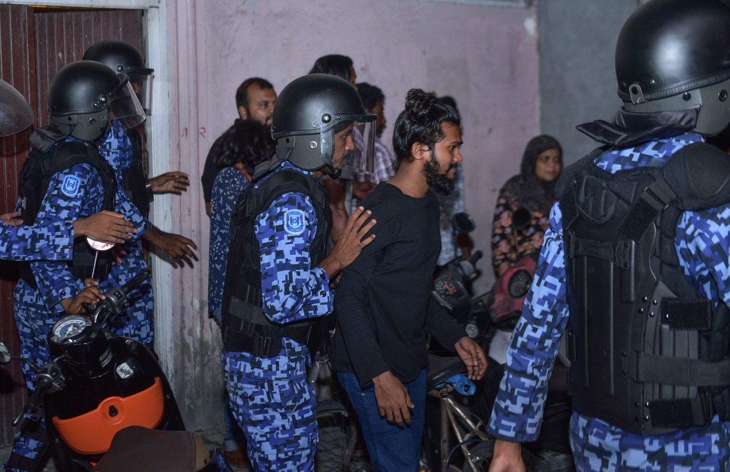 މާލެ: ފެބްރުއަރީ 16، 2018- އިދިކޮޅު ފަރާތްތަކުން މިރޭ މާލޭގައި ބޭއްވި އެއްވުން މަޖީދީ މަގާއި ޗާންދަނީ މަގު ގުޅުނު ސަރަހައްދުން ރޫޅާލުމަށް އެސްއޯ ފުލުހުން ހަރަކާތްތެރިވާއިރު އެއްވުމުގެ ބައެއް ބައިވެރިން އެ ސަރަހައްދުން ދުރަށް ދަނީ.---ފޮޓޯ: ހުސެއިން ވަހީދު/މިހާރު