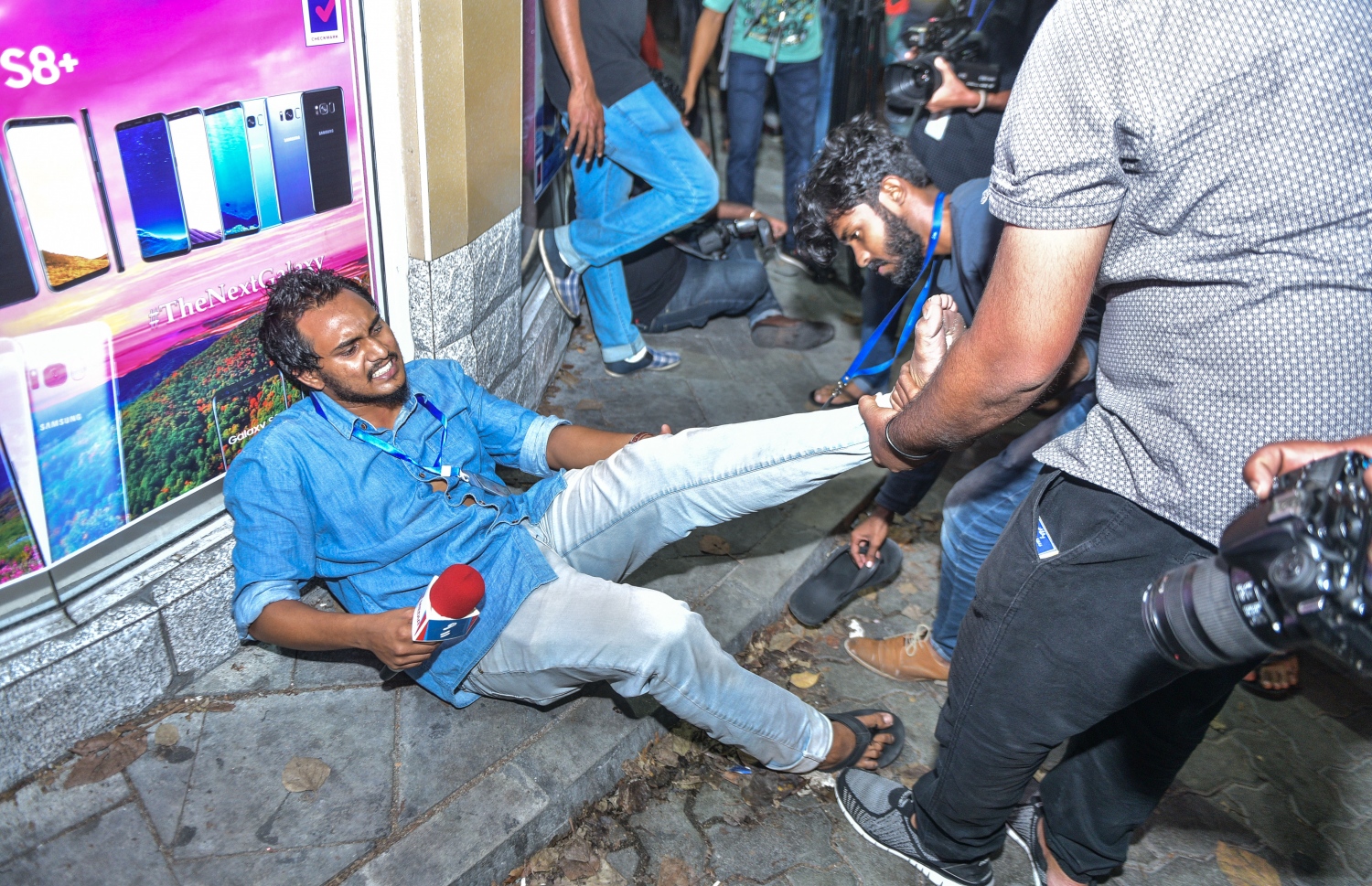 މާލެ: ފެބްރުއަރީ 16، 2018- އިދިކޮޅު ފަރާތްތަކުން މިރޭ މާލޭގައި ބޭއްވި އެއްވުން ރޫޅާލުމުގެ ތެރޭގައި ނޫސްވެރިންނަށް އަމާޒުކޮށް ފުލުހުން ހާލަތާ ނުބައްދަލު ބާރުގެ ބޭނުން ކޮށްފައިވާ ކަމަށް އެ ނޫސްވެރިން ބުނޭ: ފޮޓޯ އިން ތިޔަ ފެންނަނީ އޭގެ ތެރެއިން ބިންމައްޗަށް ވެއްޓުނު ނޫސްވެރިއަކަށް އެހެން ނޫސްވެރިންތަކެއް އެހީތެރިވާ މަންޒަރު.---ފޮޓޯ: ހުސެއިން ވަހީދު/މިހާރު