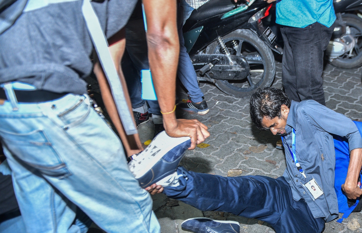 އިދިކޮޅު އެއްވުން ކަވަރު ކުރުމަށް ރޭ ހަރަކާތްތެރިވި ނޫސްވެރިއަކަށް ރޭ ލިބުނު އަނިޔާއަކާ ގުޅިގެން ބަޔަކު އެހީތެރިވަނީ.---ފޮޓޯ: ހުސެއިން ވަހީދު/މިހާރު