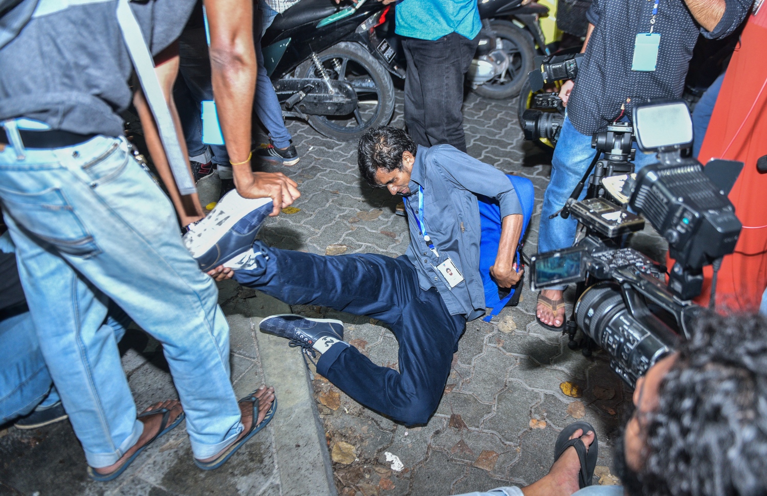 މާލެ: ފެބްރުއަރީ 16، 2018- އިދިކޮޅު ފަރާތްތަކުން މިރޭ މާލޭގައި ބޭއްވި އެއްވުން ރޫޅާލުމުގެ ތެރޭގައި ނޫސްވެރިންނަށް އަމާޒުކޮށް ފުލުހުން ހާލަތާ ނުބައްދަލު ބާރުގެ ބޭނުން ކޮށްފައިވާ ކަމަށް އެ ނޫސްވެރިން ބުނޭ: ފޮޓޯ އިން ތިޔަ ފެންނަނީ އޭގެ ތެރެއިން ބިންމައްޗަށް ވެއްޓުނު ނޫސްވެރިއަކަށް އެހެން ނޫސްވެރިންތަކެއް އެހީތެރިވާ މަންޒަރު.---ފޮޓޯ: ހުސެއިން ވަހީދު/މިހާރު