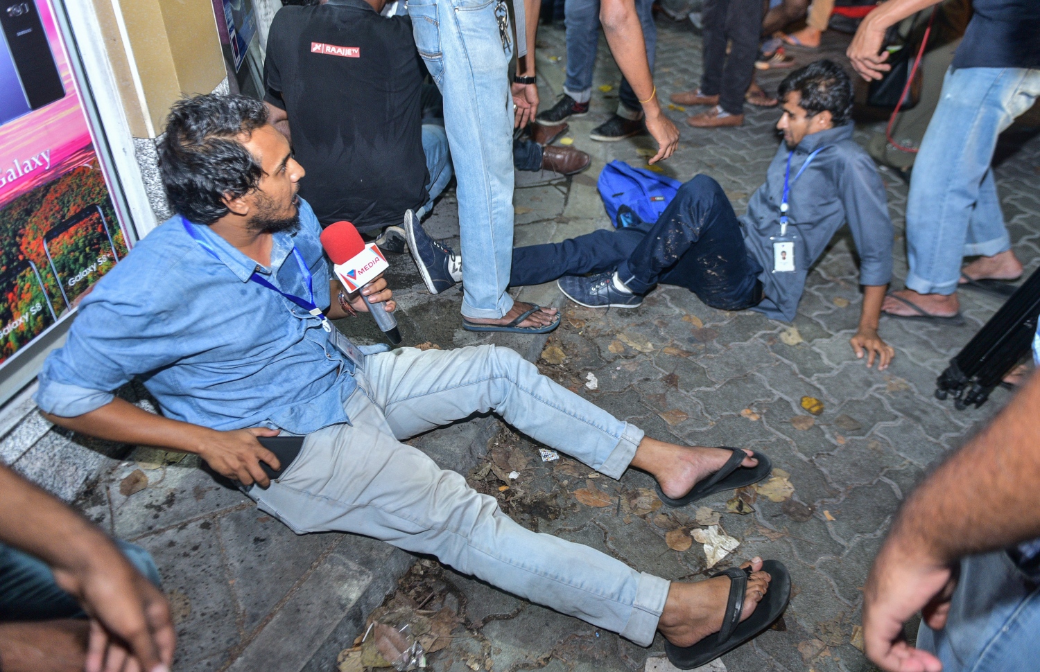 މާލެ: ފެބްރުއަރީ 16، 2018- އިދިކޮޅު ފަރާތްތަކުން މިރޭ މާލޭގައި ބޭއްވި އެއްވުން ރޫޅާލުމުގެ ތެރޭގައި ނޫސްވެރިންނަށް އަމާޒުކޮށް ފުލުހުން ހާލަތާ ނުބައްދަލު ބާރުގެ ބޭނުން ކޮށްފައިވާ ކަމަށް އެ ނޫސްވެރިން ބުނޭ: ފޮޓޯ އިން ތިޔަ ފެންނަނީ އެއްވުން ރޫޅާލުމުގެ ތެރެއިން ބިންމައްޗަށް ވެއްޓުނު ބައެއް ނޫސްވެރިން.---ފޮޓޯ: ހުސެއިން ވަހީދު/މިހާރު