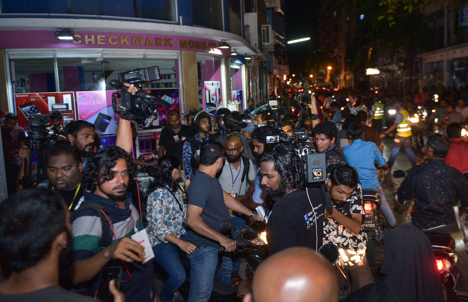 މާލެ: ފެބްރުއަރީ 16، 2018- އިދިކޮޅު ފަރާތްތަކުން މިރޭ މާލޭގައި ބޭއްވި އެއްވުން ރޫޅާލުމުގެ ތެރޭގައި ނޫސްވެރިންނަށް އަމާޒުކޮށް ފުލުހުން ހާލަތާ ނުބައްދަލު ބާރުގެ ބޭނުން ކޮށްފައިވާ ކަމަށް އެ ނޫސްވެރިން ބުނޭ: ފޮޓޯ އިން ތިޔަ ފެންނަނީ މަޖީދީ މަގުގައި ކުރިއަށް ގެންދިޔަ އެއްވުން ކަވަރު ކުރަން އުޅުނު މީޑިއާގެ ބަޔަކު ގަދަކަމުން އެ ސަރަހައްދުން ނެރޭ ތަން.---ފޮޓޯ: ހުސެއިން ވަހީދު/މިހާރު