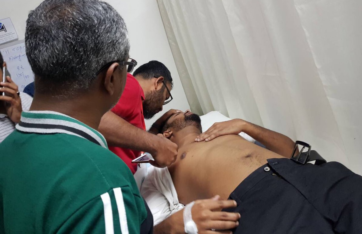 މާލެ: ފެބްރުއަރީ 17، 2018- އިދިކޮޅު ފަރާތްތަކުން ބޭއްވި އެއްވުން ރޫޅާލުމުގެ ތެރެއިން ހައްޔަރުކުރި، ރާއްޖެ ޓީވީގެ ނޫސްވެރިޔާ ހުސެއިން ހަސަންގެ ހާލު މީޑިއާ ކައުންސިލްގެ މަންދޫބުން ބައްލަވަނީ: ހުސެއިން ބުނާ ގޮތުގައި ފުލުހުން އޭނާ އަށް އަނިޔާކުރި.