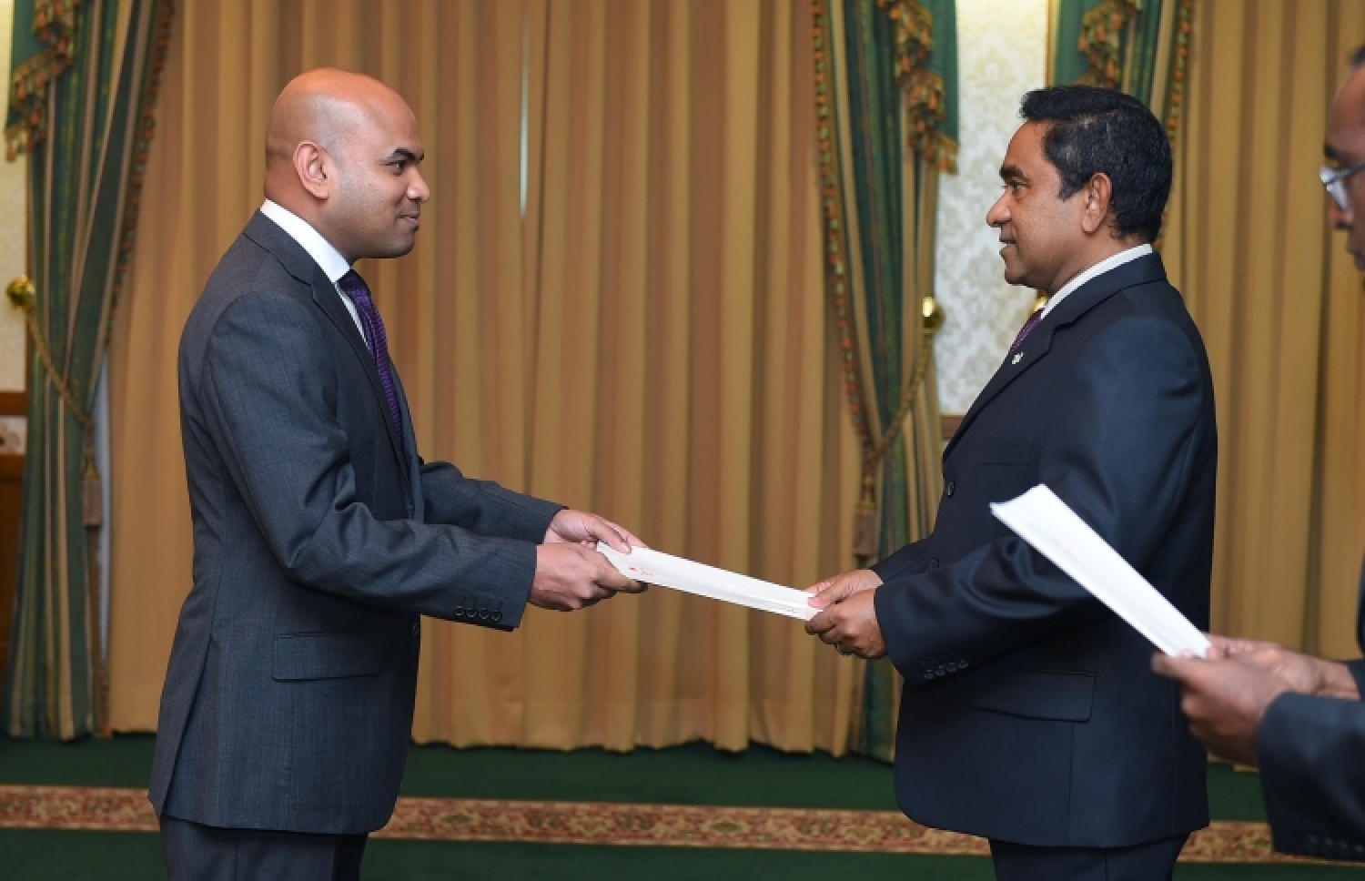 ރައީސް އަބްދުﷲ ޔާމީނާއި އީޔޫ އާއި ބެލްޖިއަމަށް ކަނޑައަޅާފައި ހުންނަވާ ސަފީރު ޝިއާން. - ފޮޓޯ: ރައީސް އޮފީސް