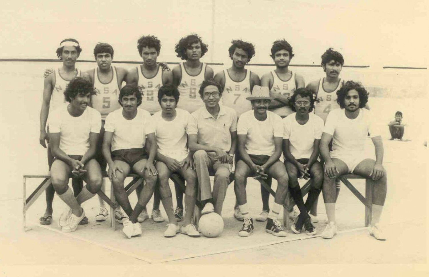 އެންއެސްއޭގެ ވޮލީބޯޅަ ޓީމުގެ ގްރޫޕް ފޮޓޯއެއް: މި ޓީމުގައި ވެސް ހިމެނިވަޑައިގަތް.