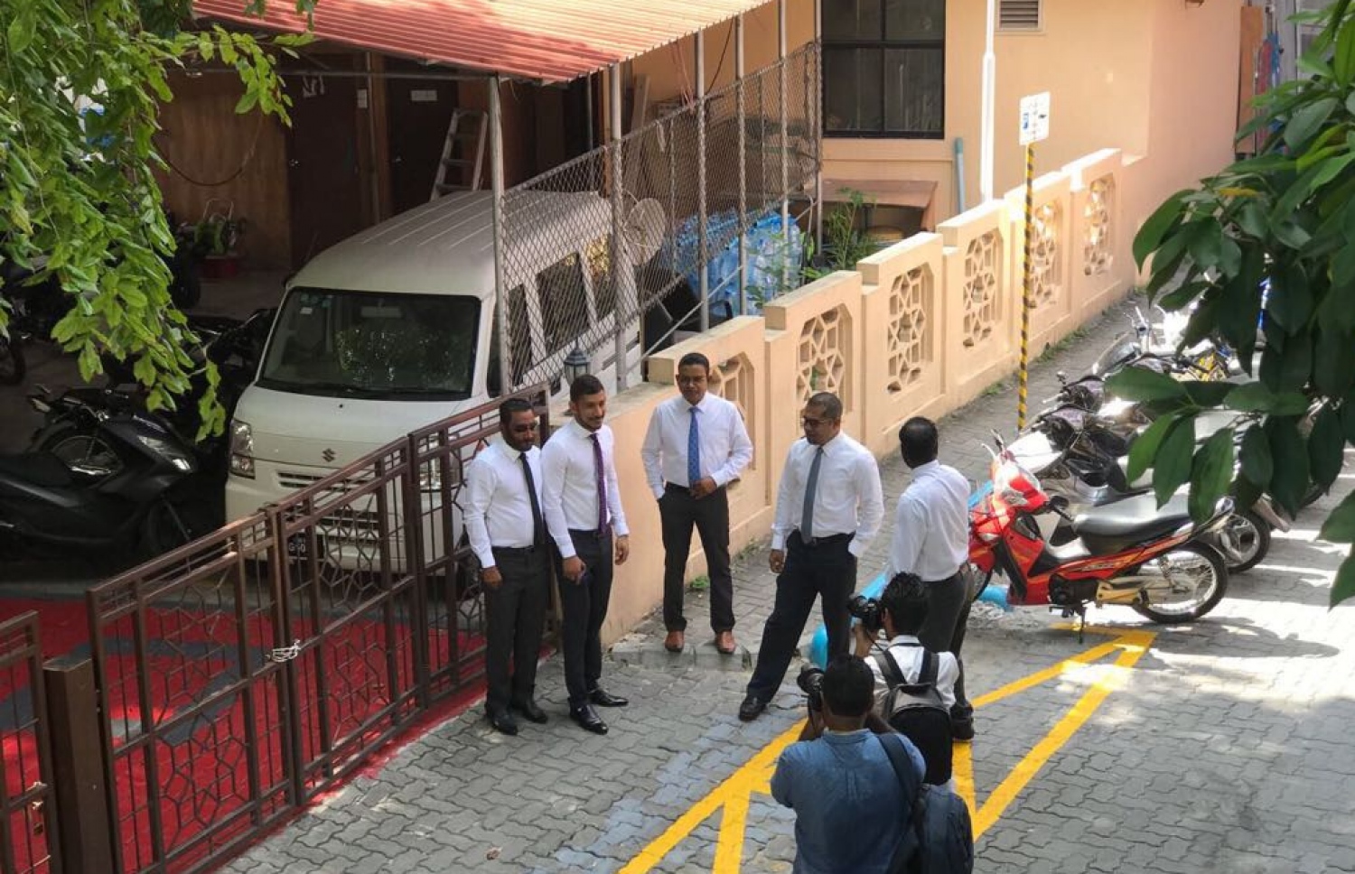 ޕީޕީއެމްގެ ބައެއް މެމްބަރުން މަޖިލީހުގެ މިއަދުގެ ޖަލްސާ އަށް ވަޑައިގެން މަޖިލީހުގެ އިދާރާގެ ގޭޓު ކައިރީގައި މަޑުކޮށްލައްވައިގެން.