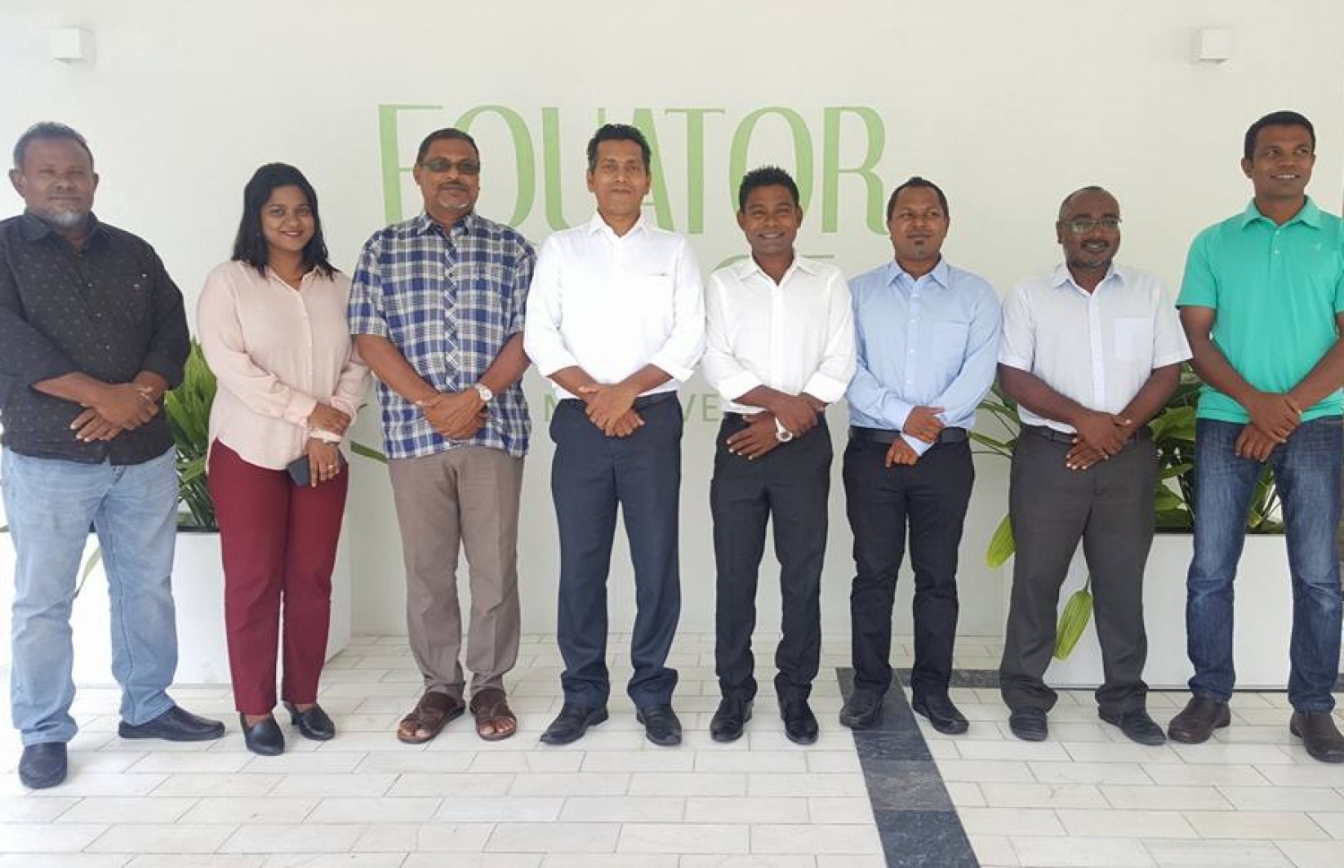 އެޓާގެ ބޯޑް މެމްބަރުން އައްޑޫ މޭޔަރު ސޯބެ (ވާތް ފަރާތުން ހަތަރު ވަނަ) އާ އެކު. ފޮޓޯ: ކައުންސިލް