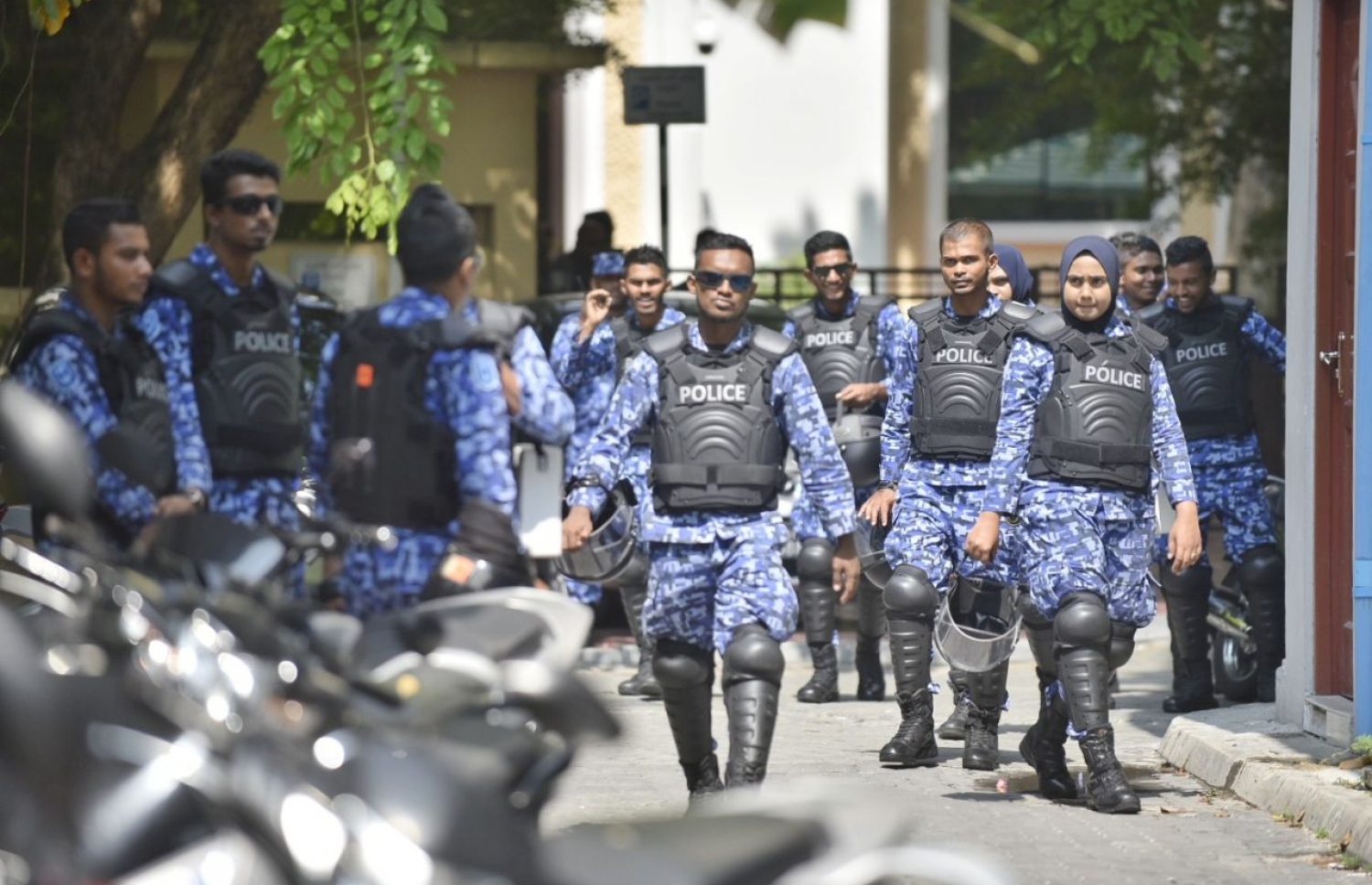 މަޖިލިސް ކުރާގޭ ސަރަހައްދުގައި ފުލުހުން ހަރަކާތްތެރިވަނީ. ---ފޮޓޯ: މިހާރު