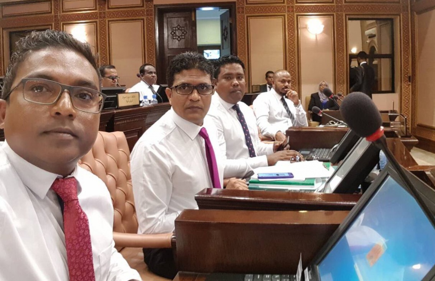 ރައްޔިތުންގެ މަޖިލީހުގެ އިއްޔެގެ ޖަލްސާގައި ސަރުކާރު ކޯލިޝަންގެ ބައެއް މެމްބަރުން ބައިވެރިވެވަޑައިގަންނަވަނީ.