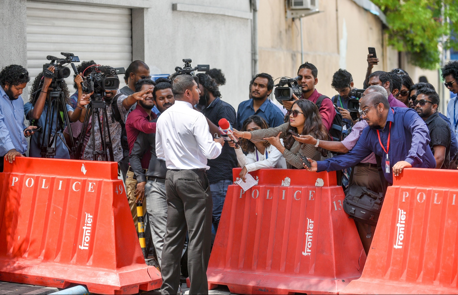 މާލެ: ފެބްރުއަރީ 19، 2018- ކުއްލި ނުރައްކަލުގެ ހާލަތުގެ ގަރާރު ރައްޔިތުންގެ މަޖިލީހަށް ހުށަހެޅުމަށް ބޭއްވި ޚާއްސަ ޖަލްސާ ކުރިއަށް ގެންދިޔަ ވަގުތު، ގަލޮޅު ދެކުނު ދާއިރާގެ އިދިކޮޅު މެމްބަރު އަހުމަދު މަހްލޫފް މީޑިއާއާ ވާހަކަ ދައްކަވަނީ: އިދިކޮޅު މެމްބަރުން ވަނީ މި ޖަލްސާ ބޮއިކޮޓް ކުރައްވާފައި.---ފޮޓޯ:ނިޝާން އަލީ/މިހާރު