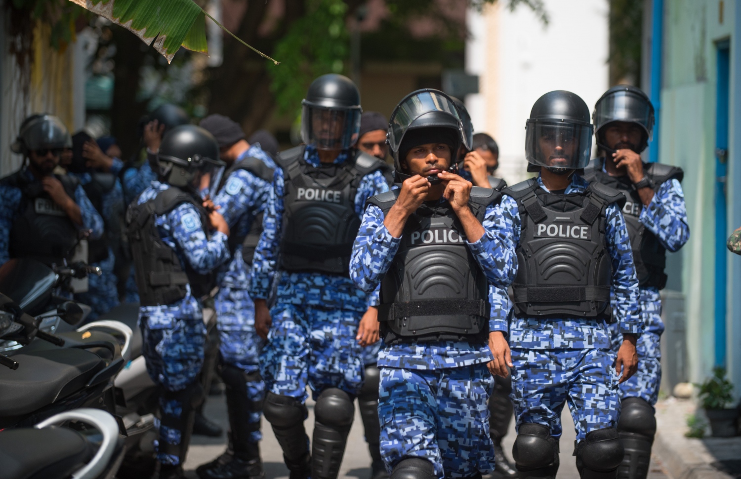 މާލެ: ފެބްރުއަރީ 19، 2018- ކުއްލި ނުރައްކަލުގެ ހާލަތުގެ ގަރާރު ރައްޔިތުންގެ މަޖިލީހަށް ހުށަހެޅުމަށް ބޭއްވި ޚާއްސަ ޖަލްސާ ކުރިއަށް ގެންދިޔަ ވަގުތު އެސްއޯ ފުލުހުން އެ ސަރަހައްދުގައި ހަރަކާތްތެރިވަނީ.---ފޮޓޯ: ހުސެއިން ވަހީދު/މިހާރު