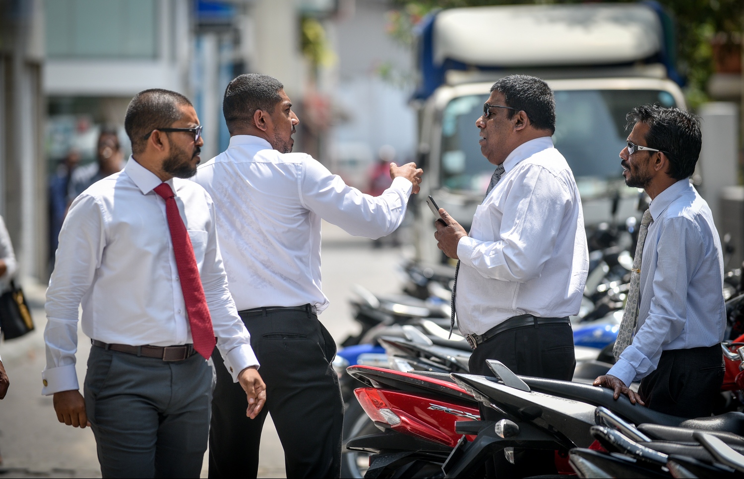 މާލެ: ފެބްރުއަރީ 19، 2018- ކުއްލި ނުރައްކަލުގެ ހާލަތުގެ ގަރާރާ މެދު ރައްޔިތުންގެ މަޖިލީހުން ގޮތެއް ނިންމުމަށް ބާއްވާ ޚާއްސަ ޖަލްސާ އަށް ދައުވަތު ލިބިވަޑައިނުގެންނެވި 12 މެމްބަރުންގެ ތެރެއިން ބައެއް ބޭފުޅުން އަދި ގަލޮޅު ދެކުނު ދާއިރާގެ މެމްބަރު މަހްލޫފް ބޭރުގައި މަޑުކޮށްލައިގެން.---ފޮޓޯ: ނިޝާން އަލީ/މިހާރު