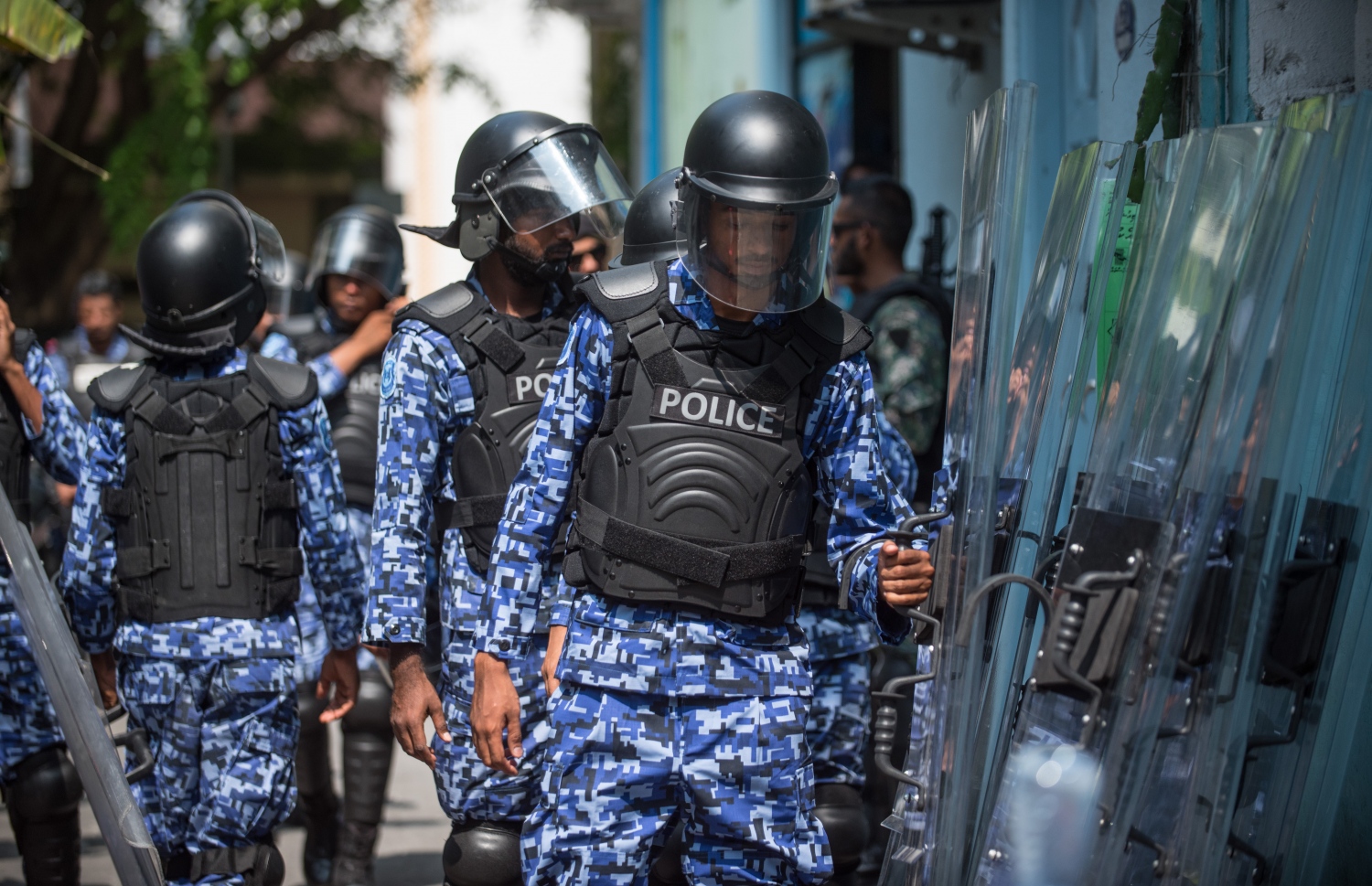 މާލެ: ފެބްރުއަރީ 19، 2018- ކުއްލި ނުރައްކަލުގެ ހާލަތުގެ ގަރާރު ރައްޔިތުންގެ މަޖިލީހަށް ހުށަހެޅުމަށް ބޭއްވި ޚާއްސަ ޖަލްސާ ކުރިއަށް ގެންދިޔަ ވަގުތު އެސްއޯ ފުލުހުން ޝީލްޑާއެކު އެ ސަރަހައްދުގައި ހަރަކާތްތެރިވަނީ.---ފޮޓޯ: ހުސެއިން ވަހީދު/މިހާރު